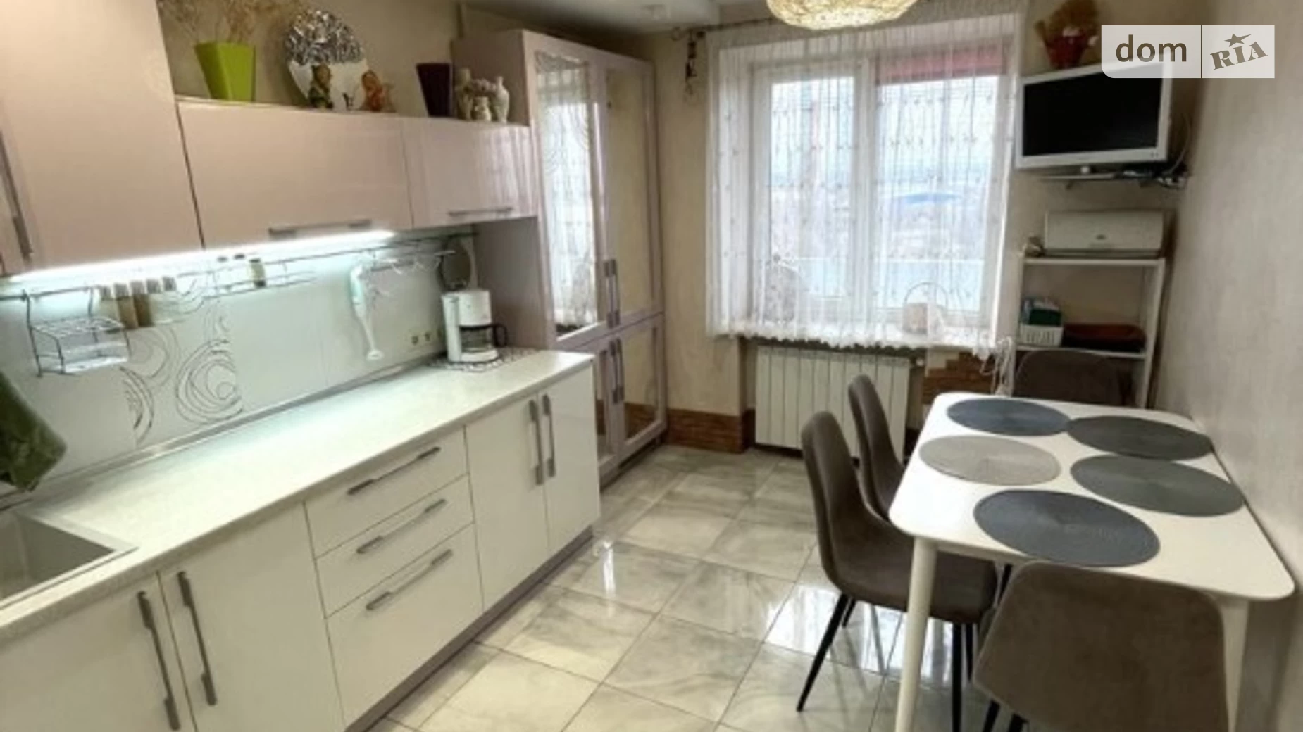 Продается 4-комнатная квартира 86 кв. м в Днепре, ул. Сухомлинского Василия