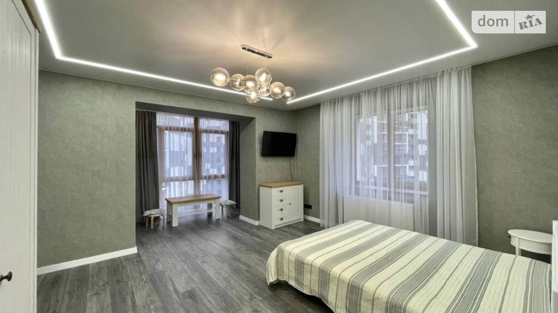 Продается 1-комнатная квартира 52 кв. м в Ивано-Франковске, ул. Симоненко Василия