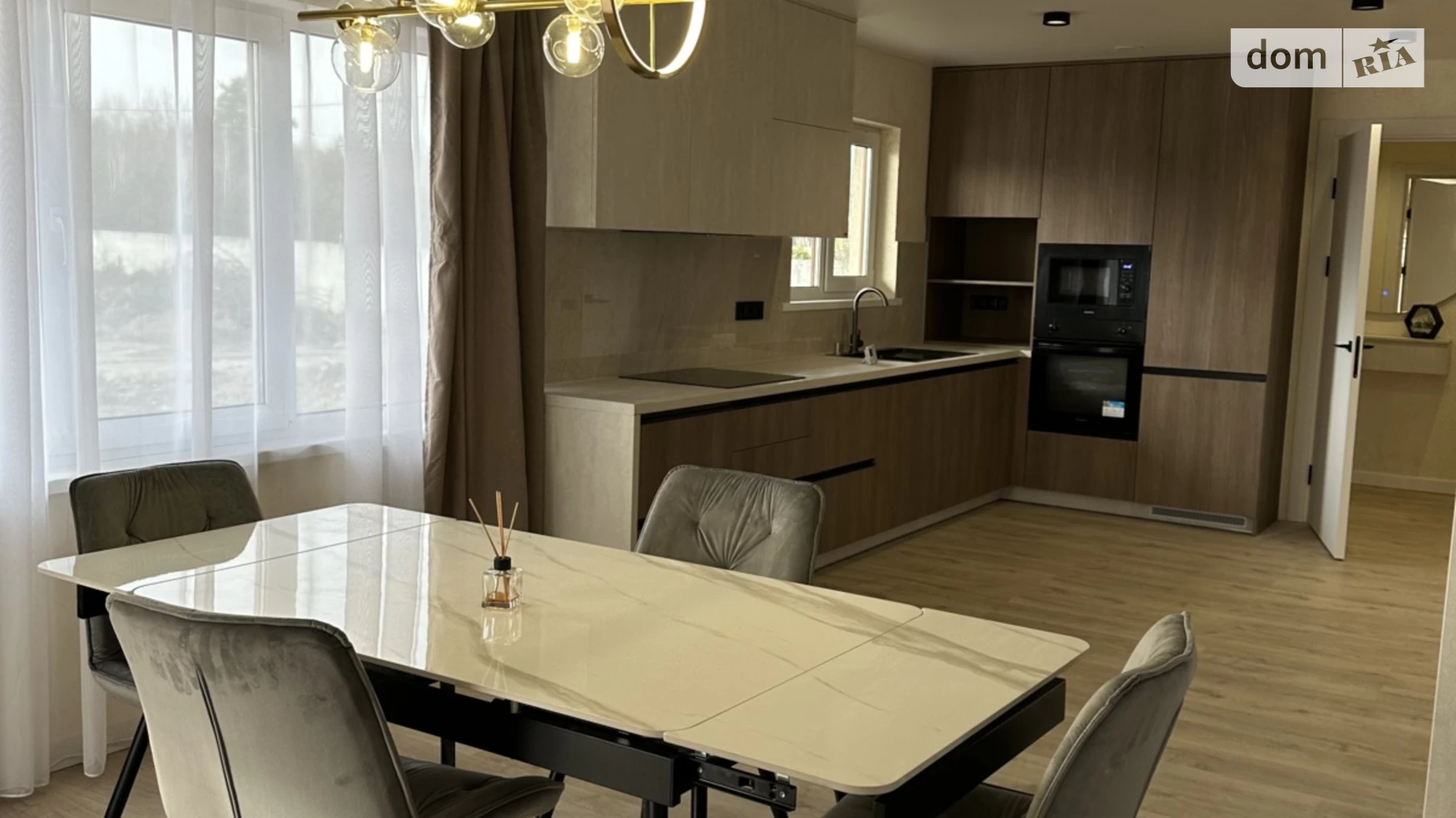 Продается дом на 3 этажа 247.7 кв. м с мебелью, ул. Киевская