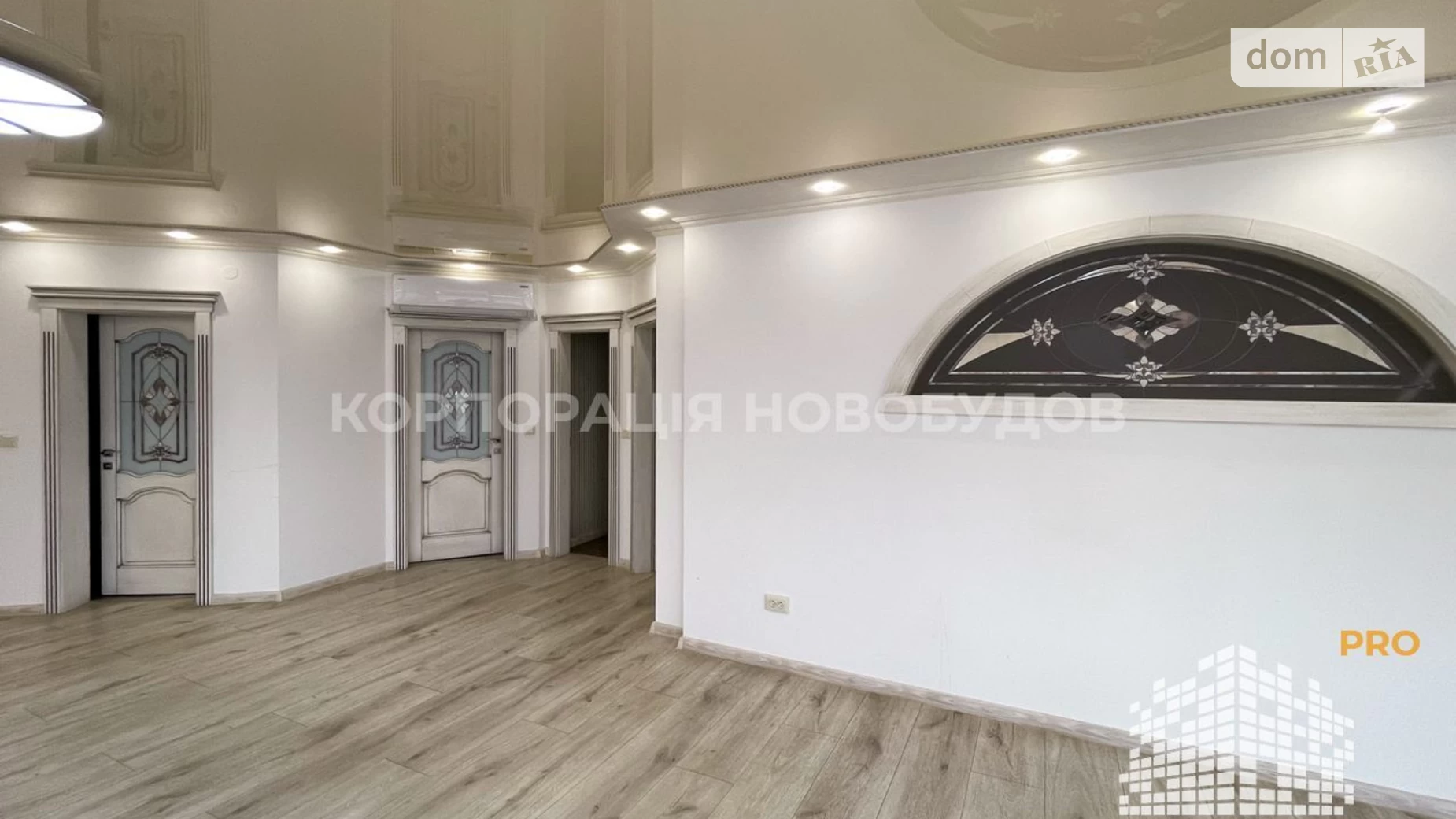 Продается 3-комнатная квартира 120 кв. м в Ужгороде, пл. Хмельницкого Богдана