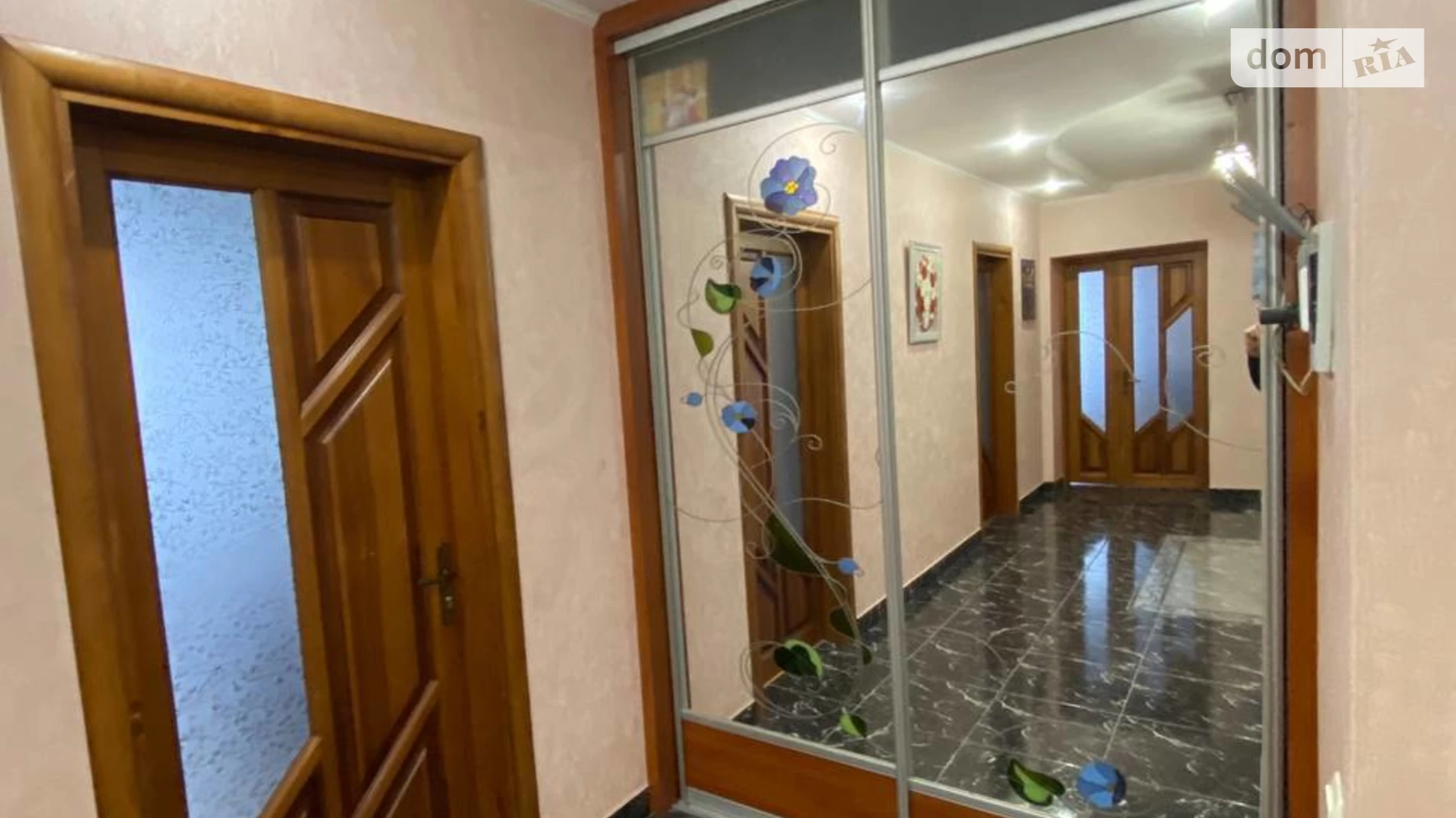 Продается 3-комнатная квартира 113 кв. м в Ивано-Франковске, ул. Вовчинецька, 223Г