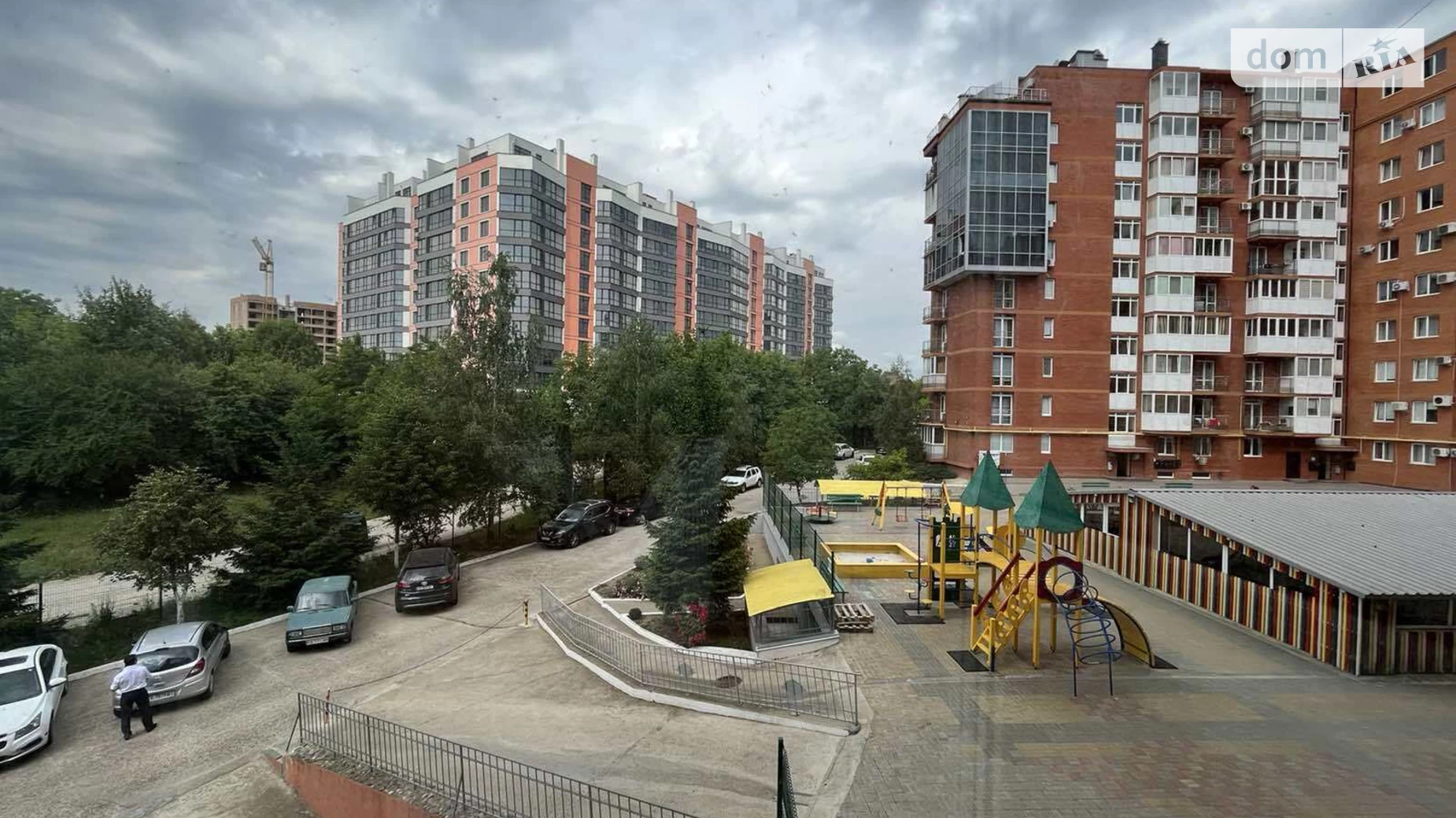 Продается 3-комнатная квартира 90 кв. м в Черновцах, ул. Ровенская, 5А - фото 2