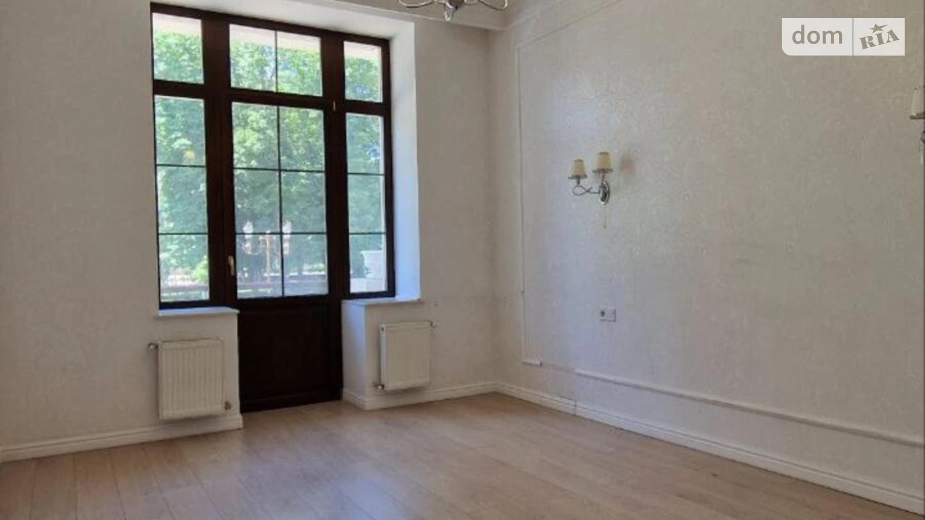 Продається 3-кімнатна квартира 129 кв. м у Одесі, бул. Французький, 64