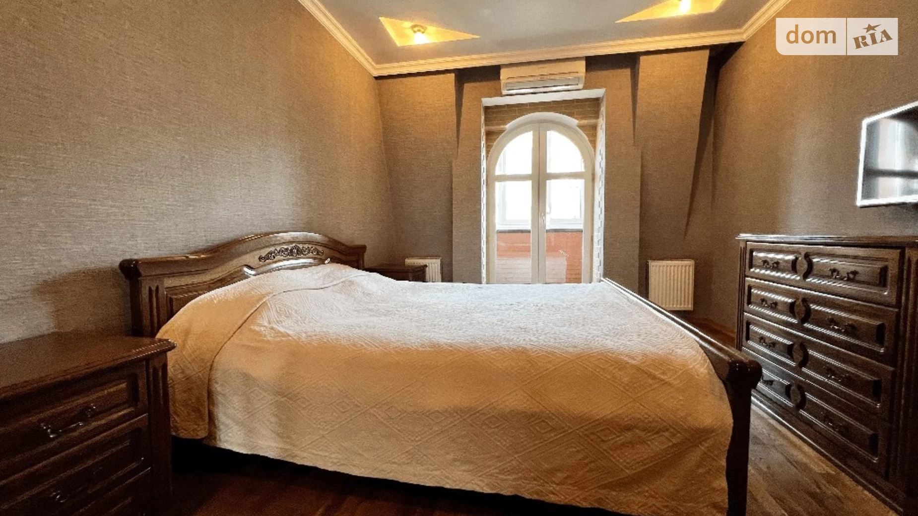 Продается 2-комнатная квартира 65 кв. м в Ровно