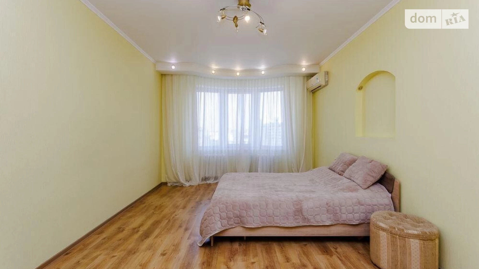 Продается 2-комнатная квартира 73 кв. м в Киеве, ул. Анны Ахматовой, 18