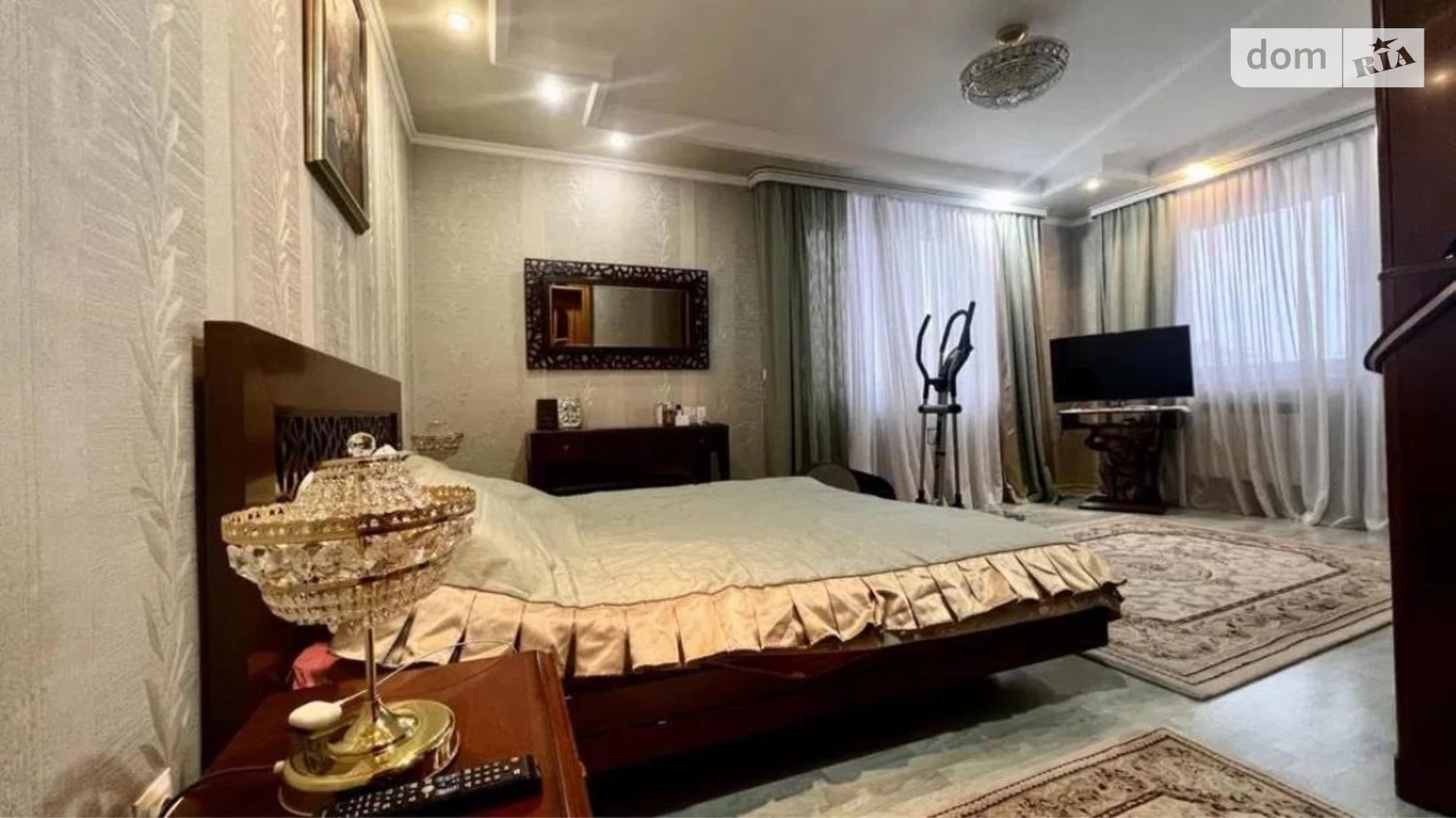 Продается дом на 3 этажа 270 кв. м с участком, ул. Романа Шухевича