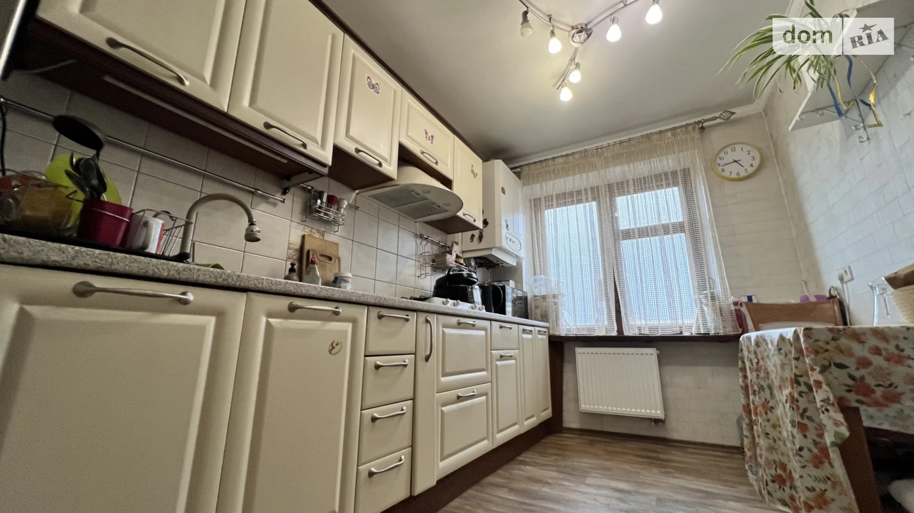 Продается 3-комнатная квартира 64.8 кв. м в Виннице, вул. Келецкая