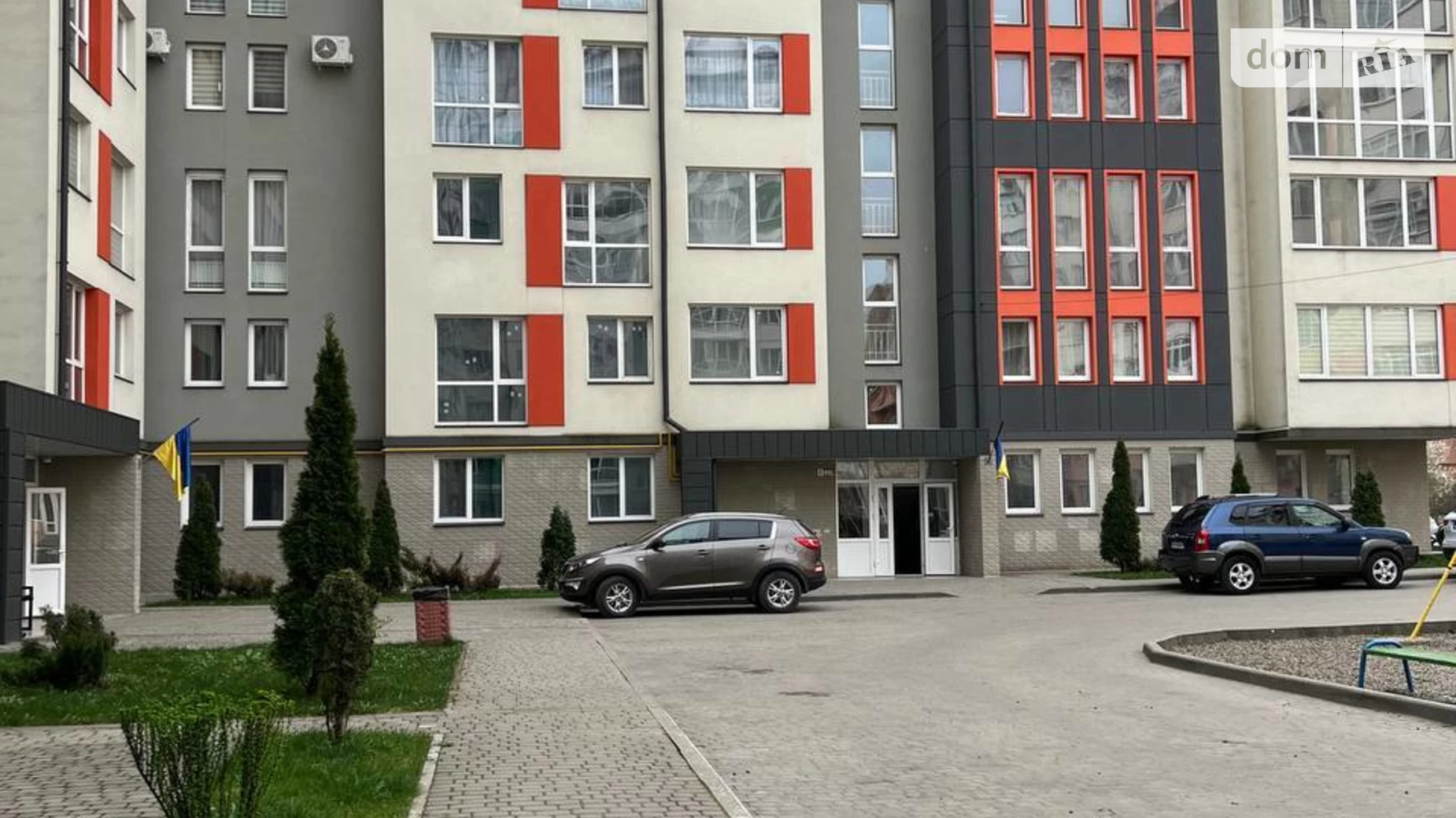 Продается 3-комнатная квартира 97.8 кв. м в Черновцах