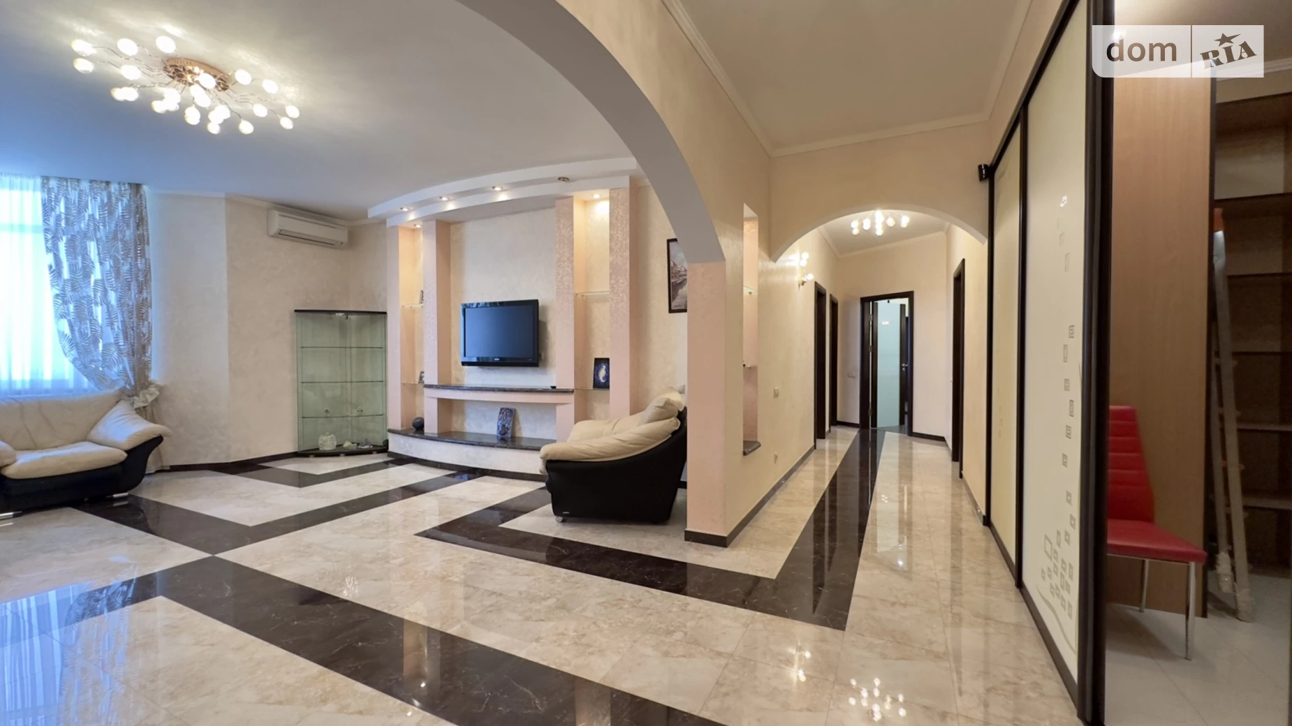 Продается 3-комнатная квартира 135 кв. м в Киеве, ул. Коновальца Евгения, 32Г