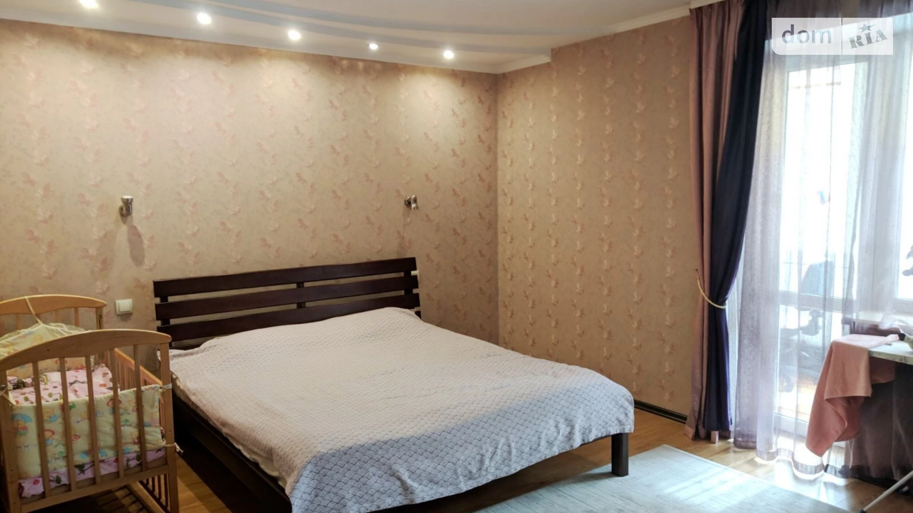 Продается 2-комнатная квартира 78 кв. м в Черноморске, ул. Парусная