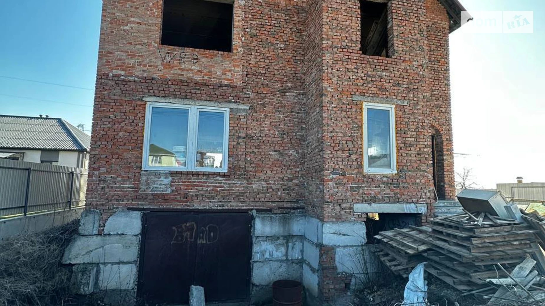 Продается дом на 3 этажа 265 кв. м с подвалом, цена: 55000 $ - фото 2