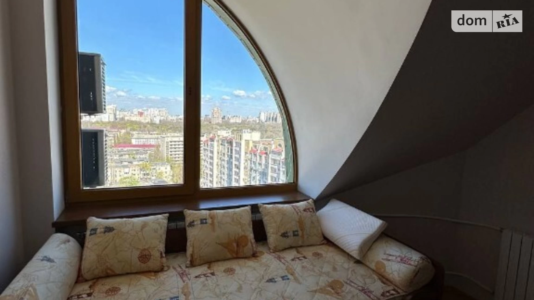 Продається 4-кімнатна квартира 228 кв. м у Одесі, вул. Тіниста