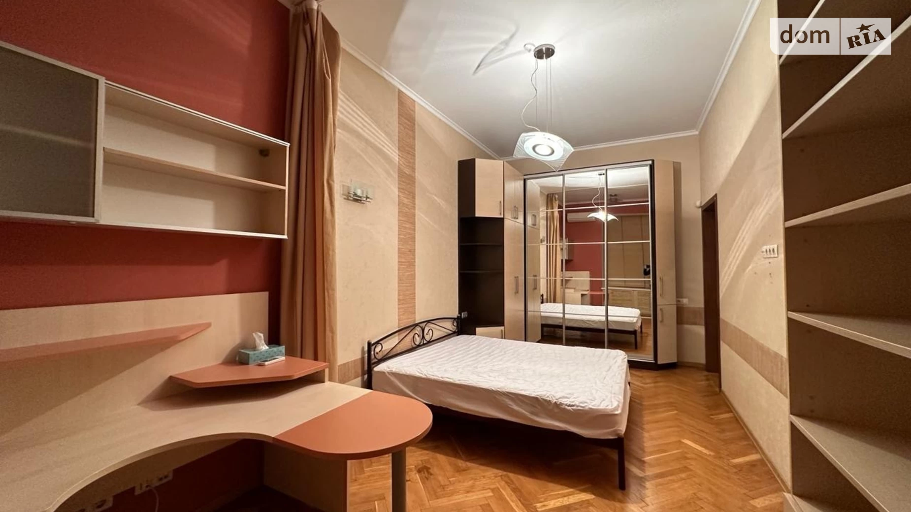 Продається 2-кімнатна квартира 70.1 кв. м у Києві, вул. Саксаганського