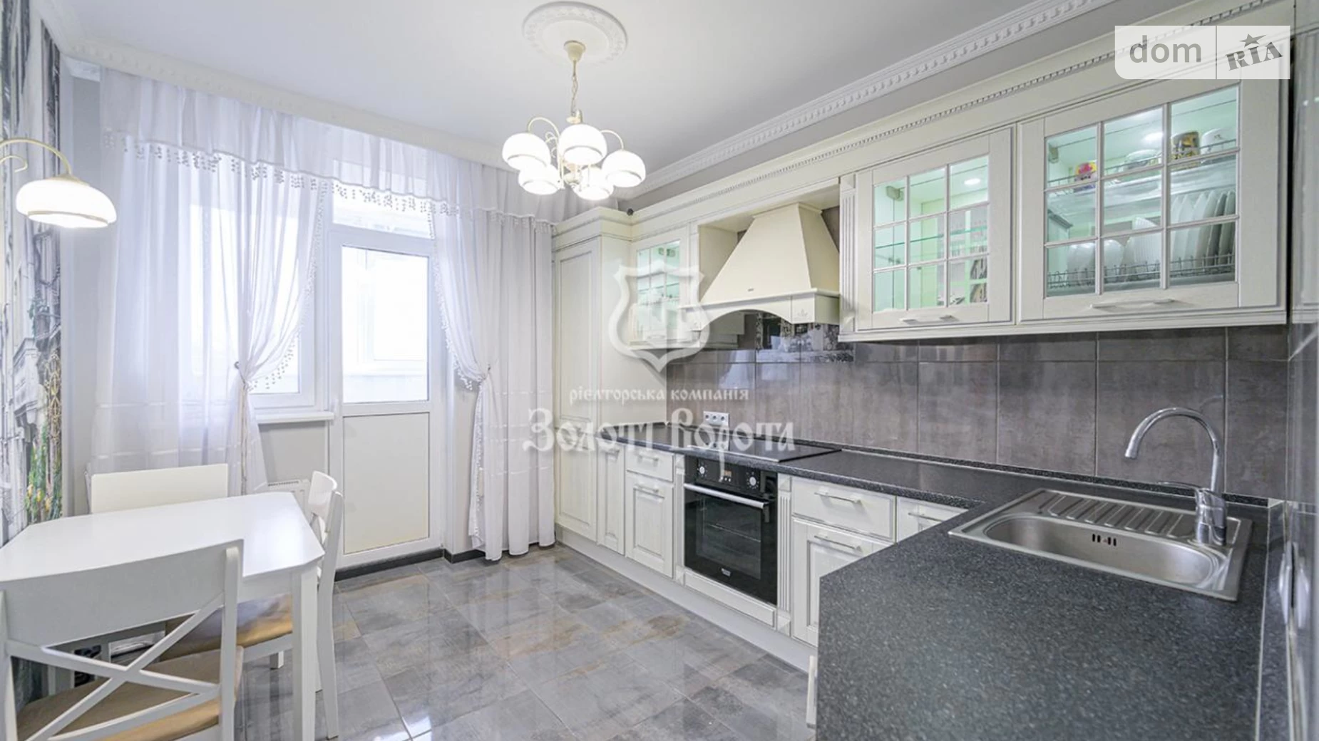 Продается 1-комнатная квартира 47 кв. м в Киеве, ул. Казарменна(Григория Андрющенко)