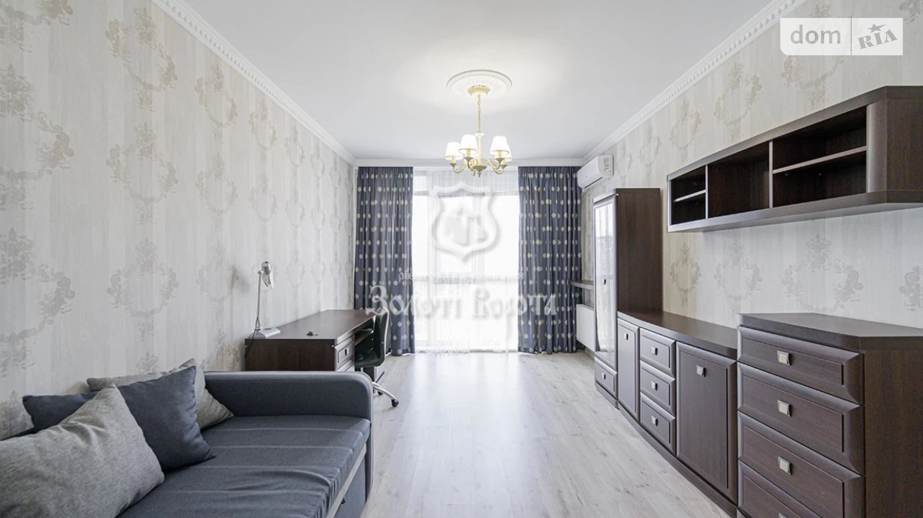 Продается 1-комнатная квартира 47 кв. м в Киеве, ул. Казарменна(Григория Андрющенко)
