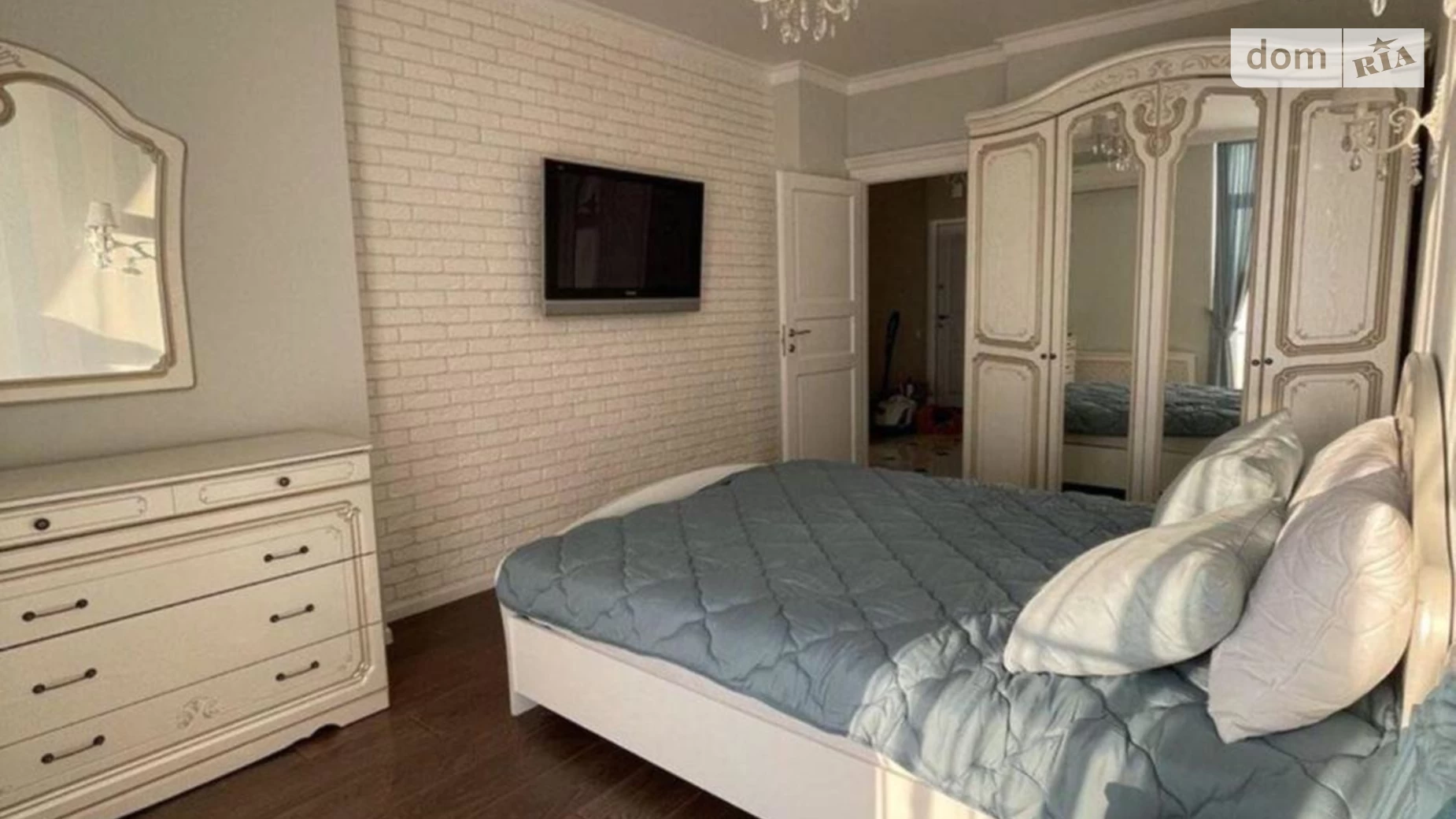 Продается 1-комнатная квартира 45 кв. м в Киеве, ул. Регенераторная, 4 корпус 2
