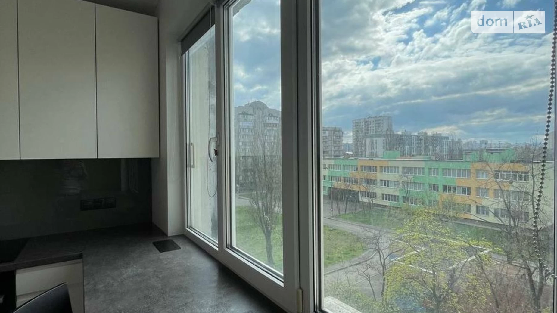 Продается 2-комнатная квартира 56 кв. м в Киеве, ул. Озерная, 8