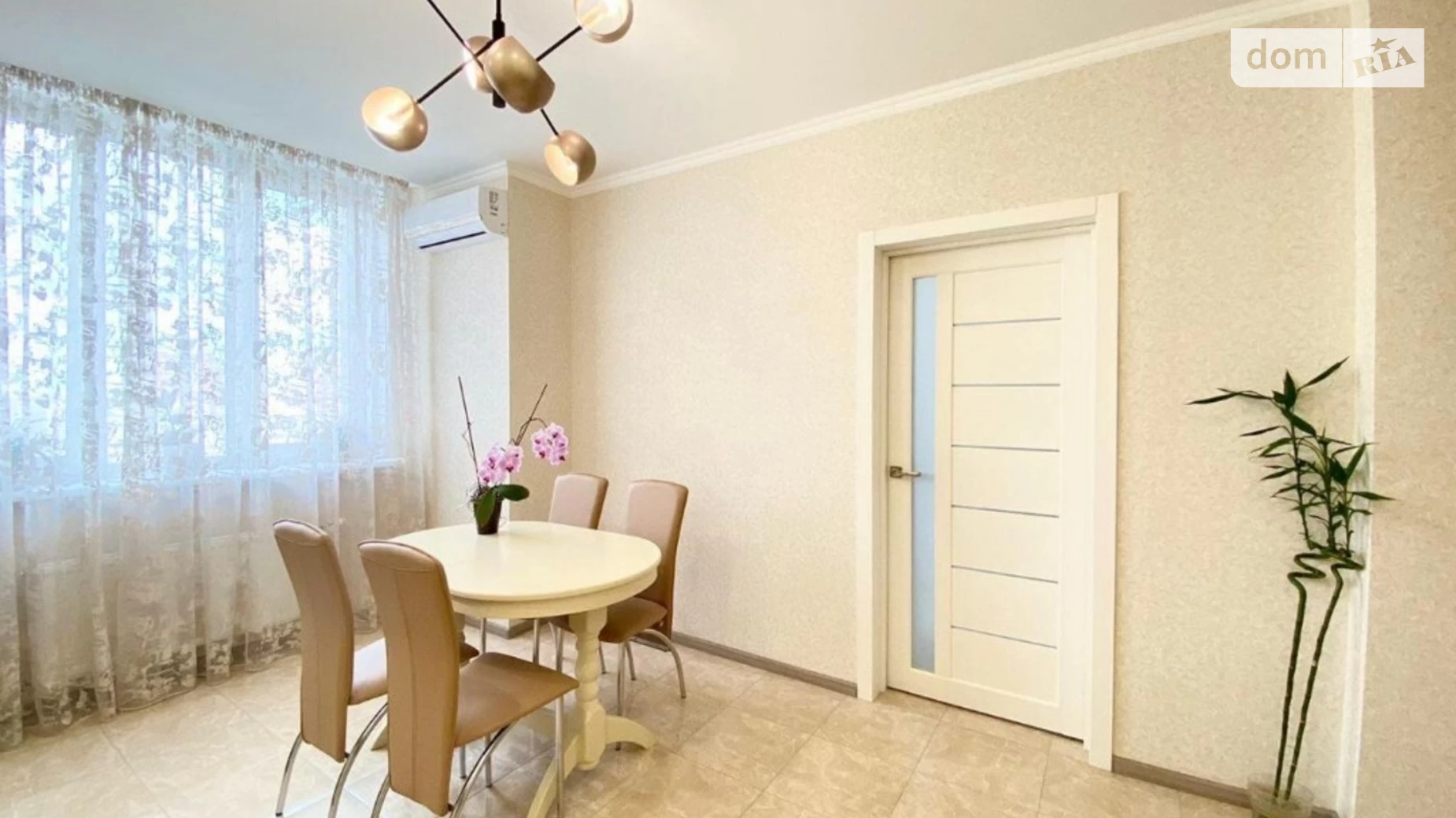 Продается 2-комнатная квартира 109 кв. м в Киеве, ул. Срибнокильская, 1
