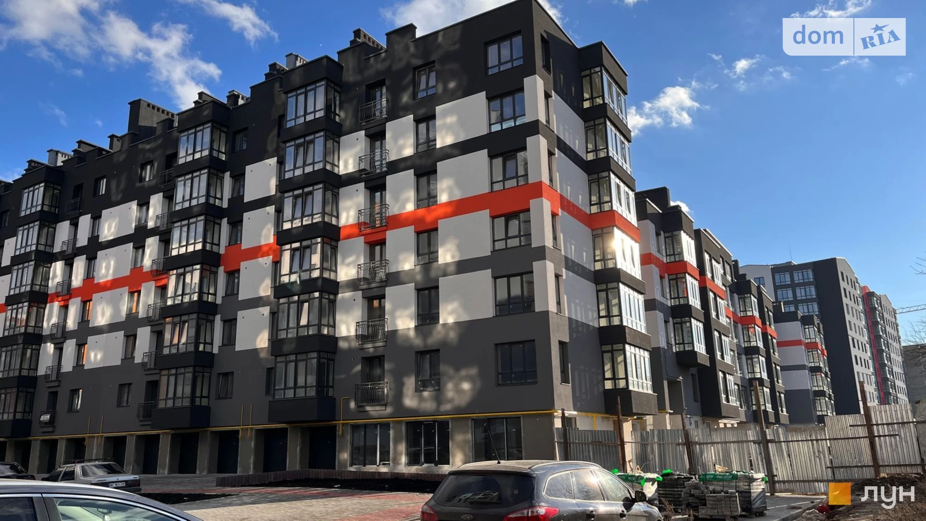 Продается 1-комнатная квартира 44.46 кв. м в Ивано-Франковске, ул. Коновальца Евгения