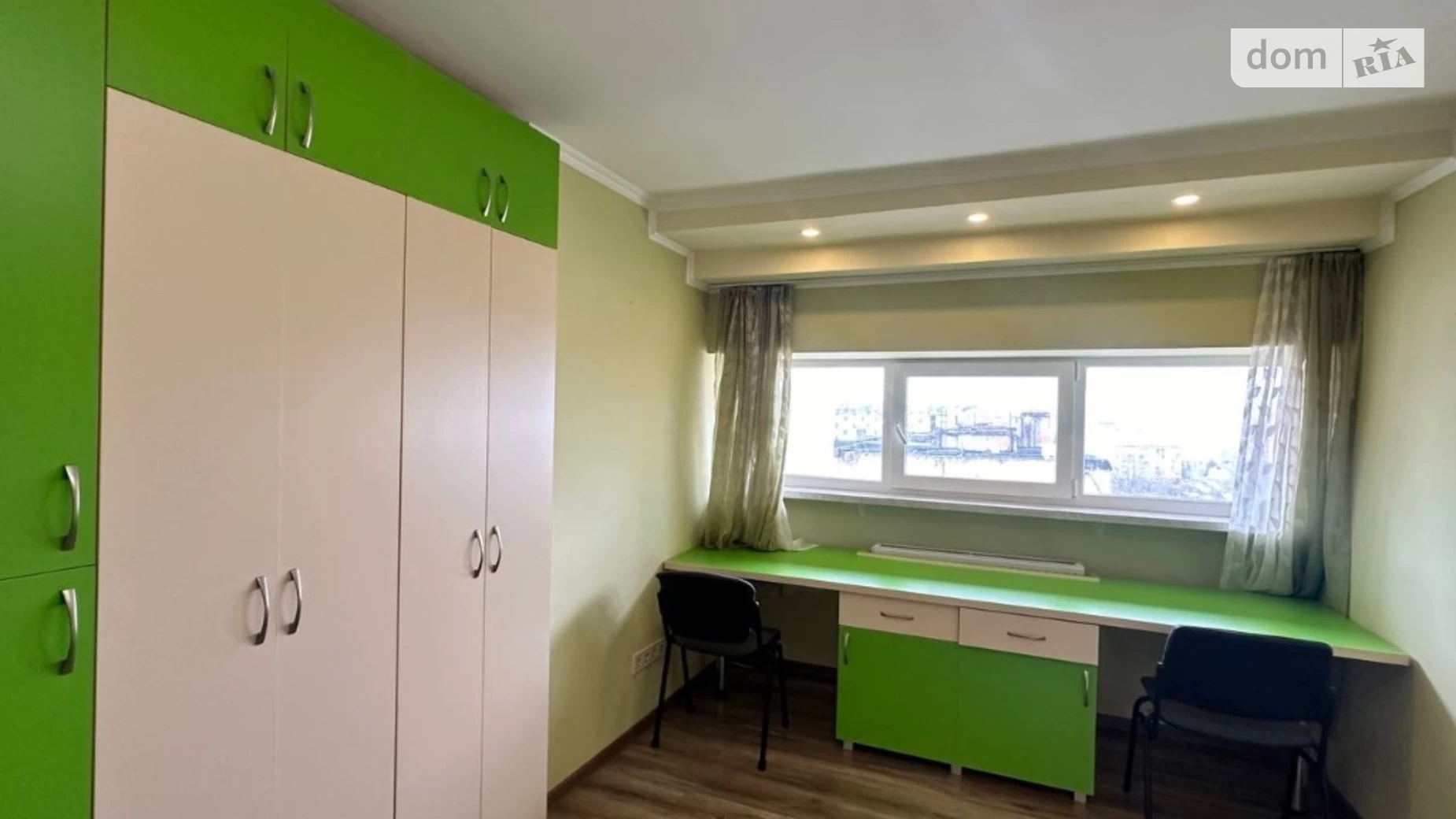 Продается 2-комнатная квартира 75.5 кв. м в Ивано-Франковске, ул. Пасечная