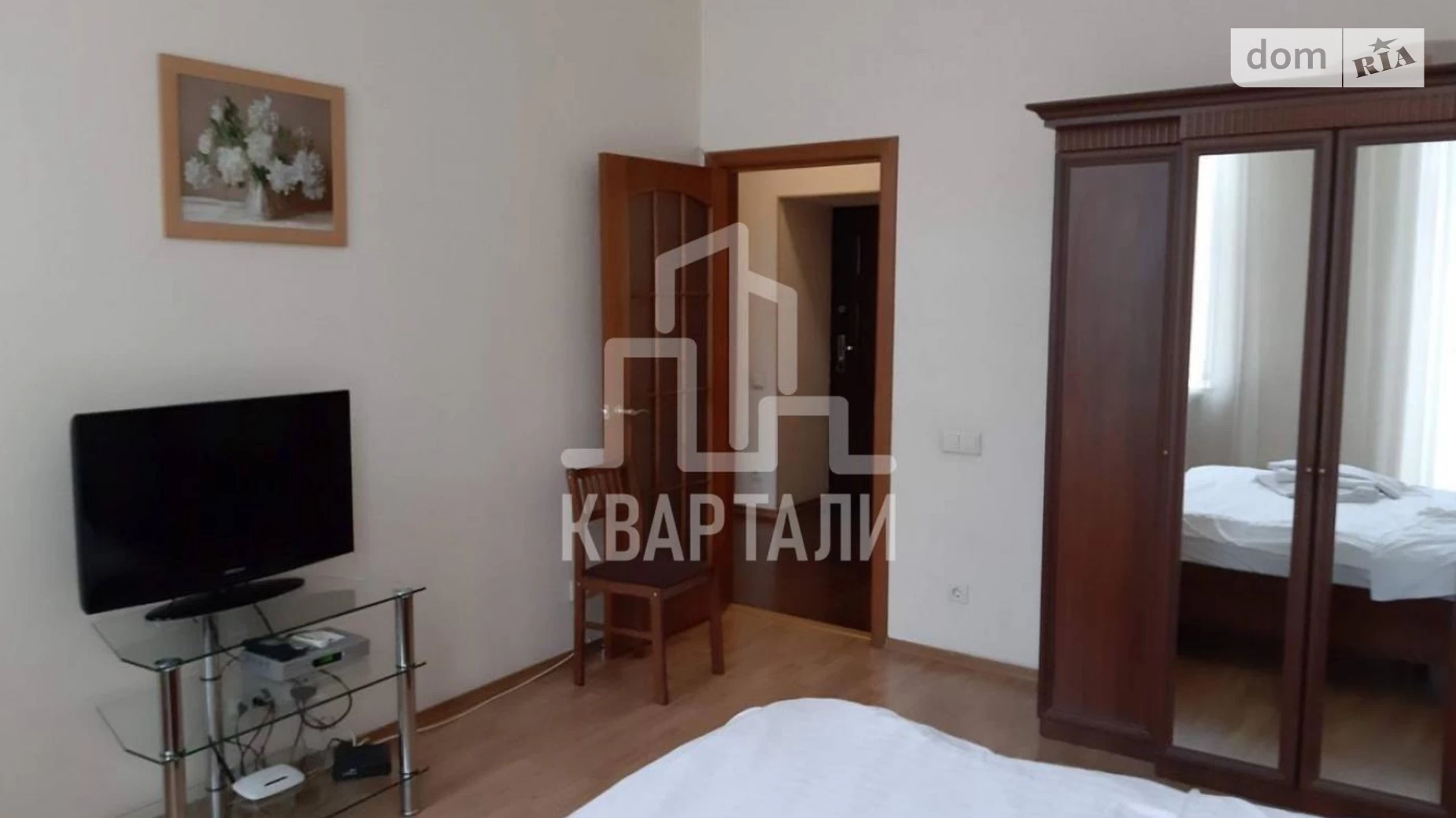 Продается 1-комнатная квартира 35.2 кв. м в Киеве, ул. Бассейная, 12