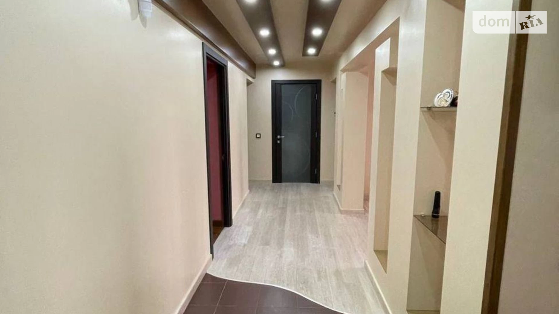 Продается 4-комнатная квартира 74 кв. м в Ужгороде
