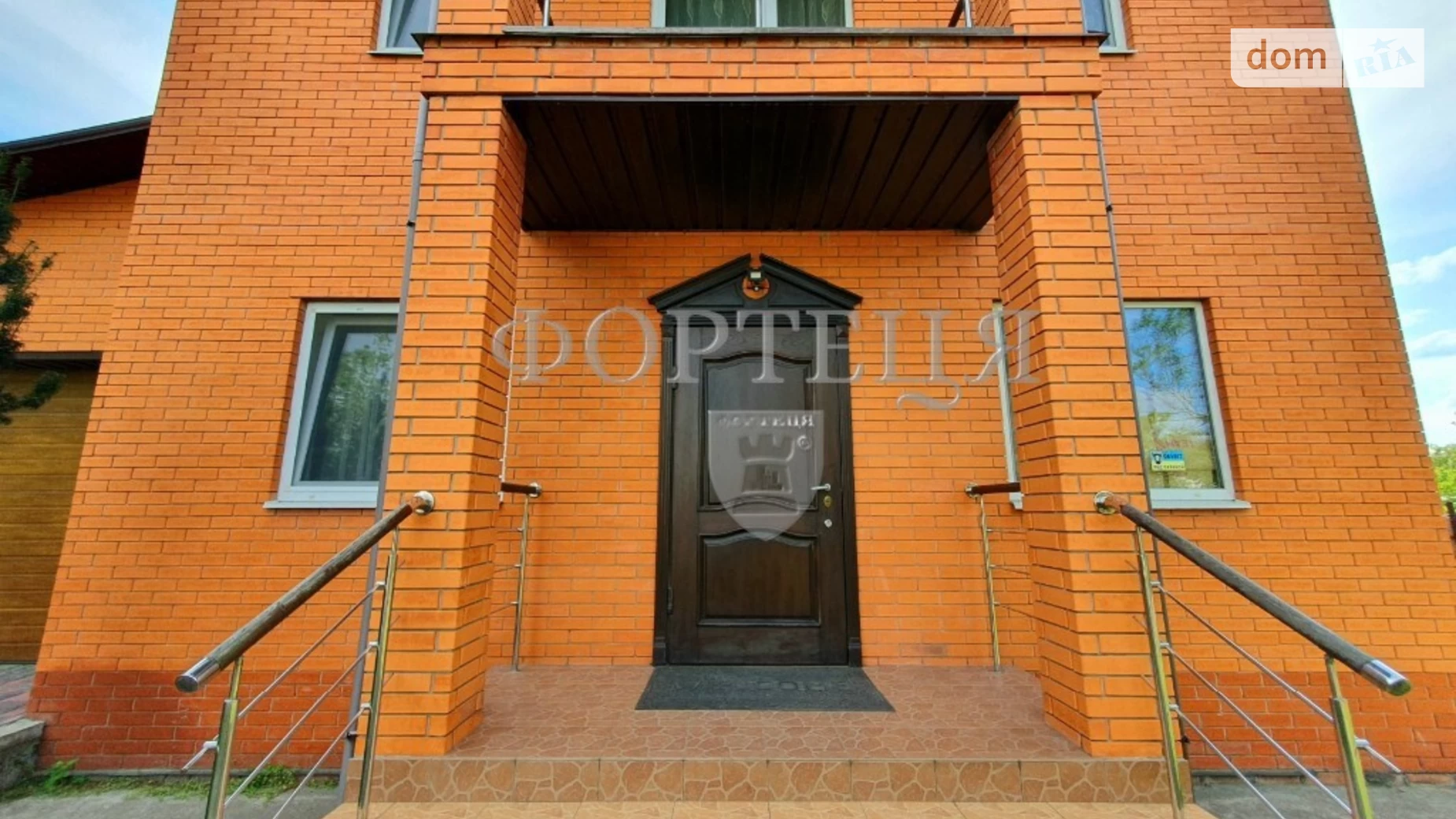 Продается дом на 2 этажа 177 кв. м с бассейном, ул. Новомосковская
