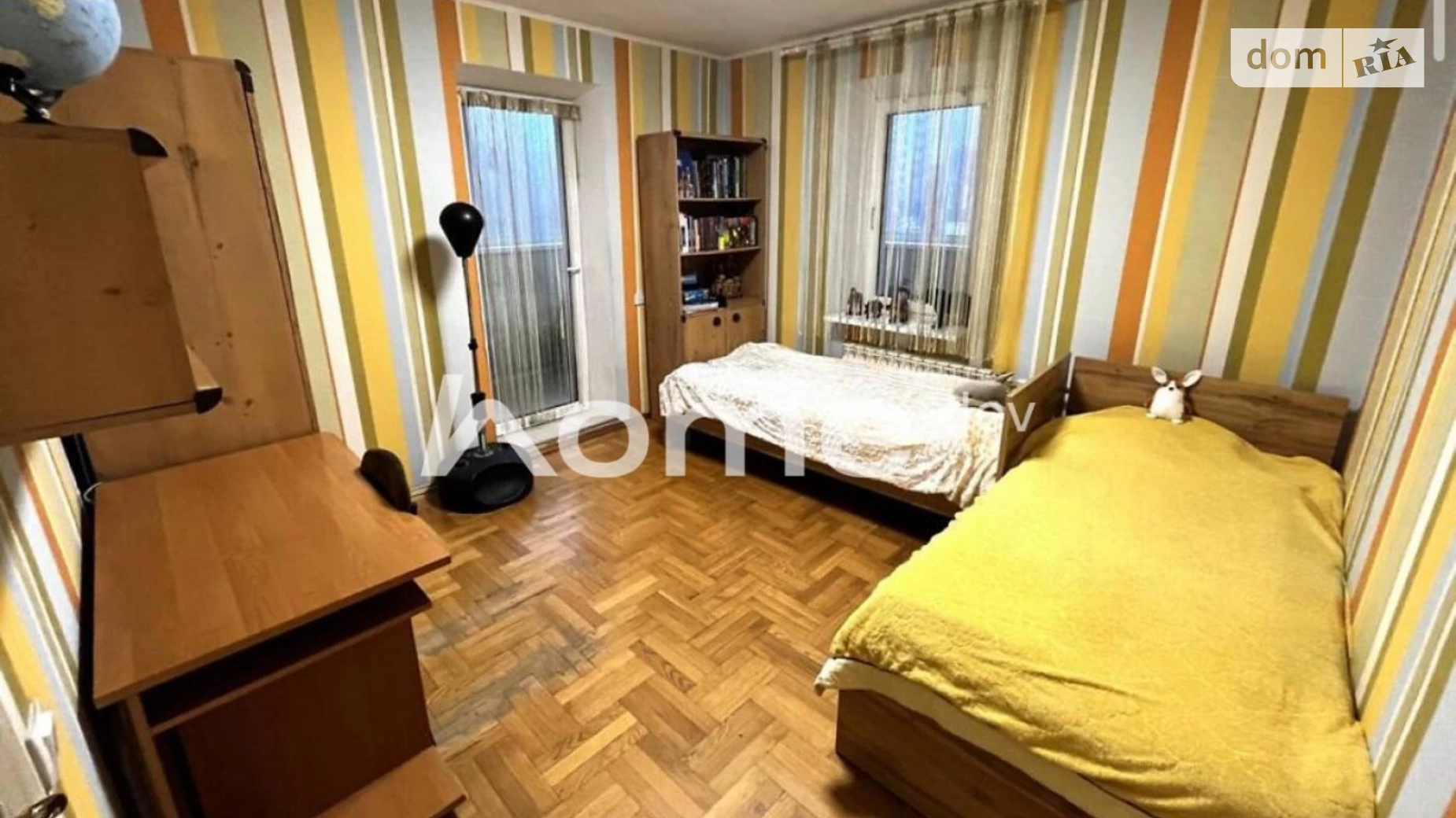 Продається 4-кімнатна квартира 96.9 кв. м у Києві, пл. Святошинська