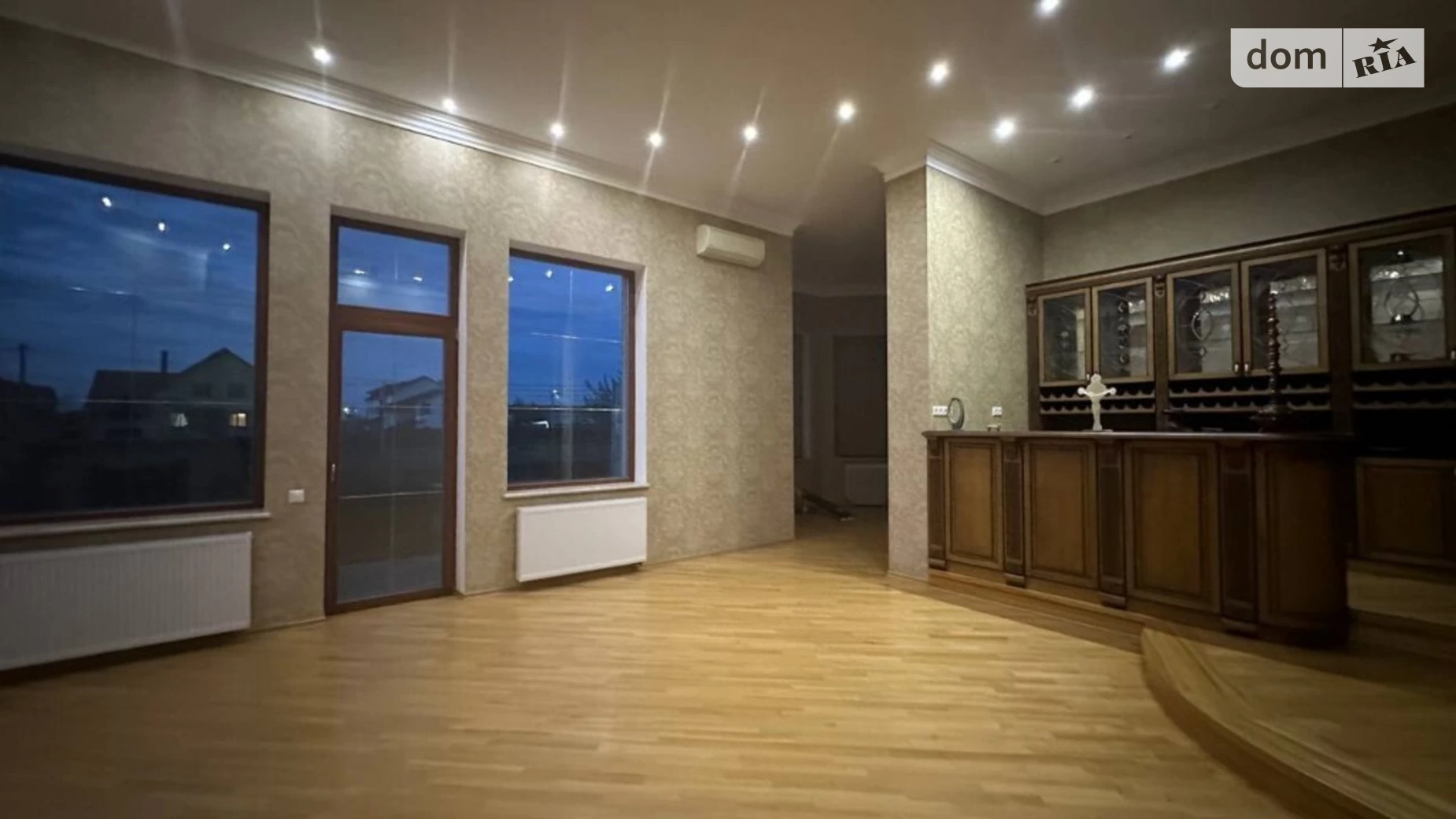 Сдается в аренду дом на 3 этажа 600 кв. м с камином, цена: 4000 $ - фото 2
