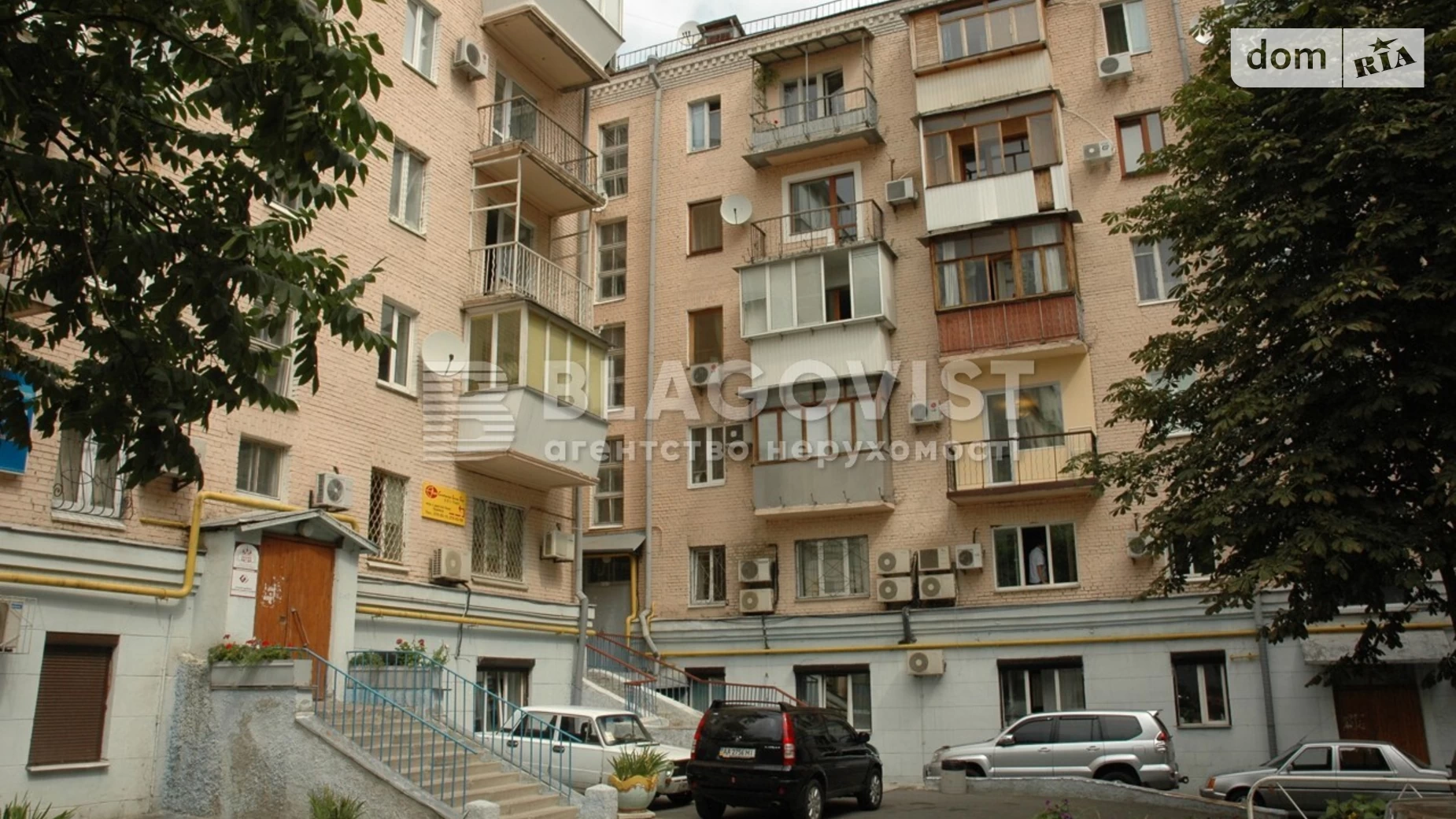 Продается 2-комнатная квартира 56 кв. м в Киеве, ул. Трехсвятительская, 3