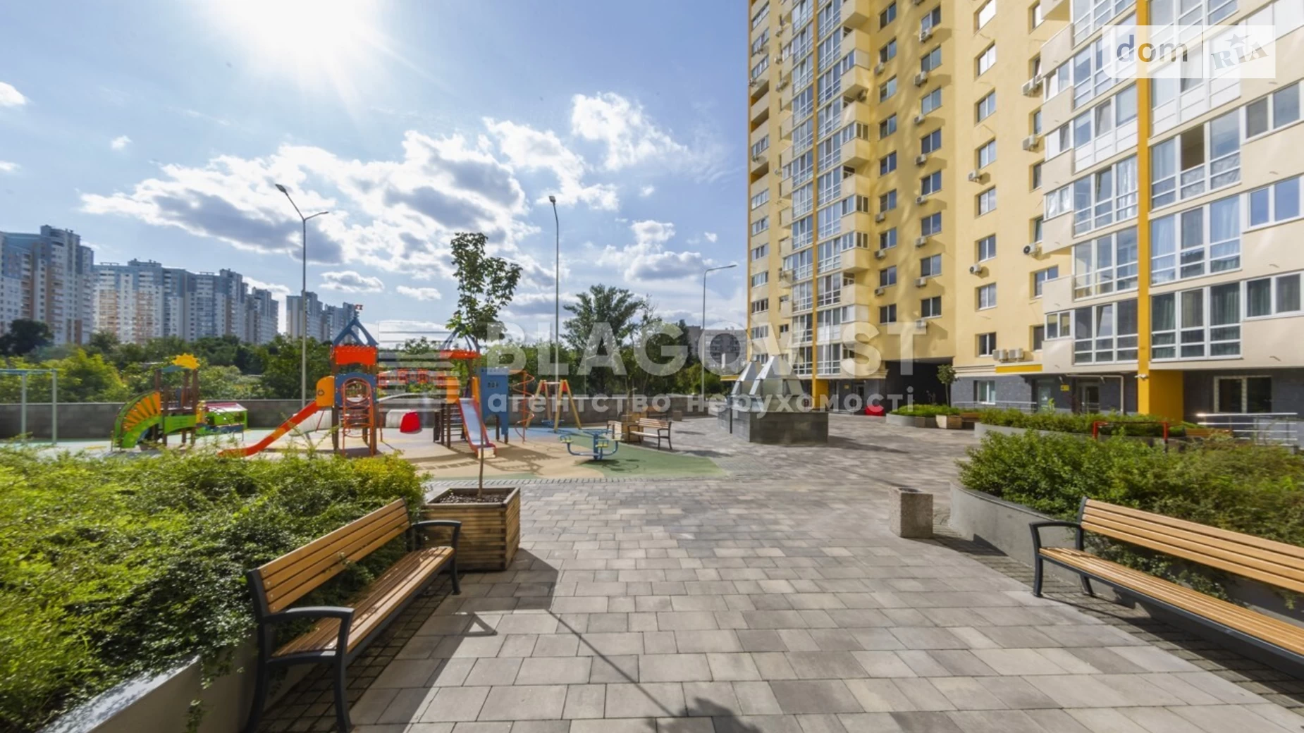 Продается 3-комнатная квартира 126 кв. м в Киеве, ул. Новомостицкая, 15