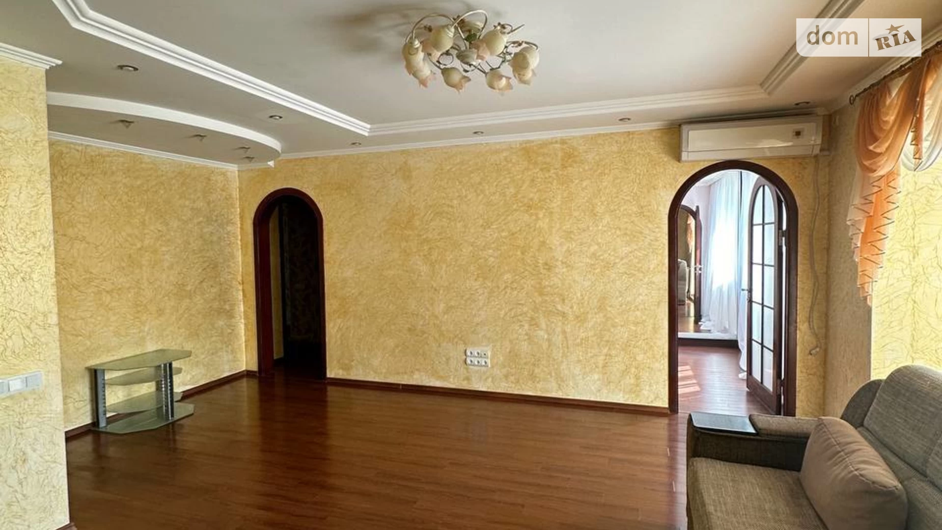 Продается 3-комнатная квартира 65 кв. м в Одессе, ул. Инглези