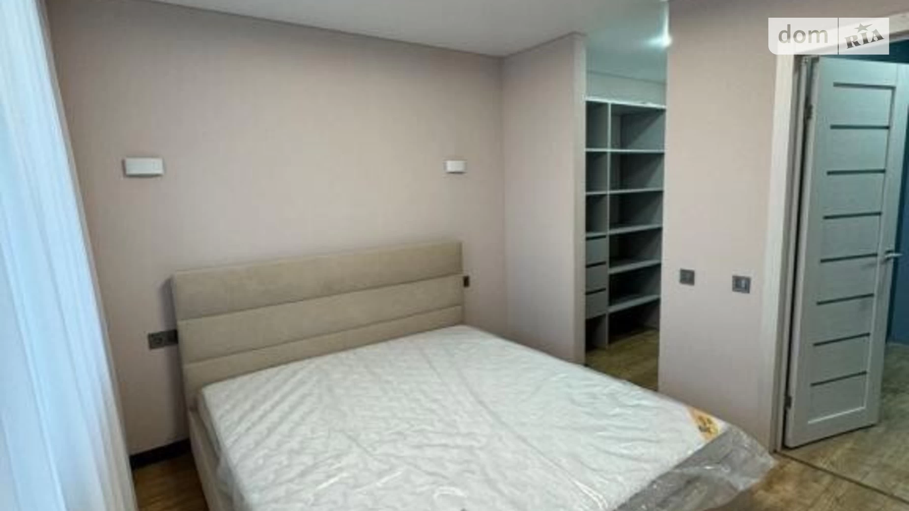 Продается 2-комнатная квартира 45 кв. м в Киеве, ул. Михаила Максимовича, 32