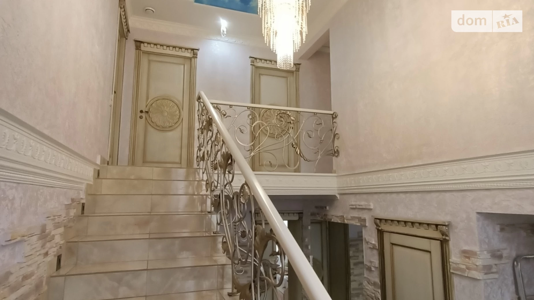 Продається будинок 2 поверховий 200 кв. м з мансардою, вул. Київська