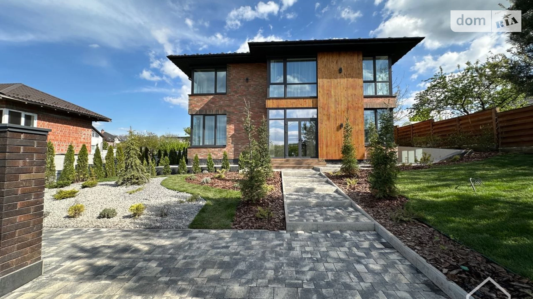 Продается дом на 2 этажа 260 кв. м с гаражом, цена: 385000 $ - фото 2