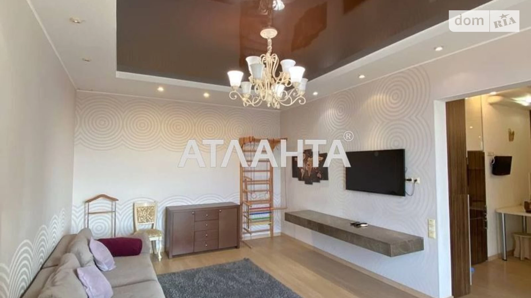Продается 1-комнатная квартира 61.3 кв. м в Одессе, ул. Литературная, 122А