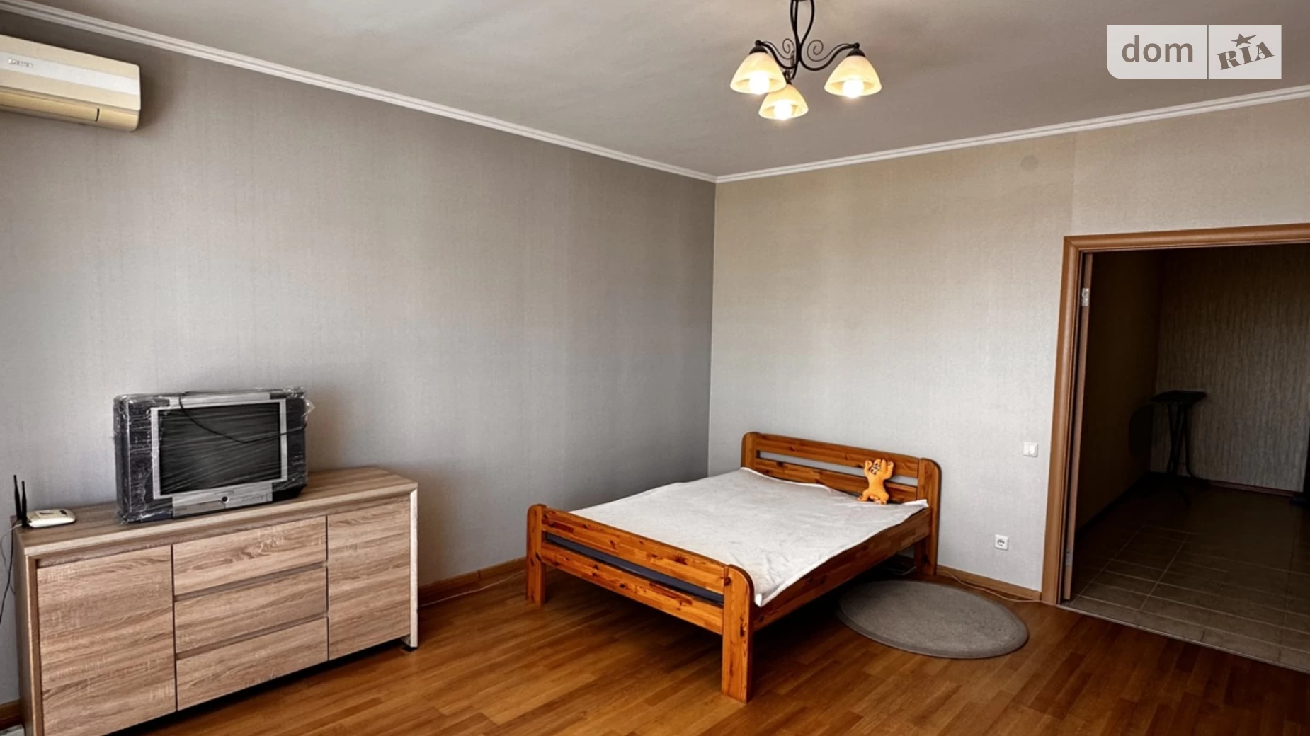 Продается 1-комнатная квартира 62 кв. м в Киеве, ул. Бориспольская, 4