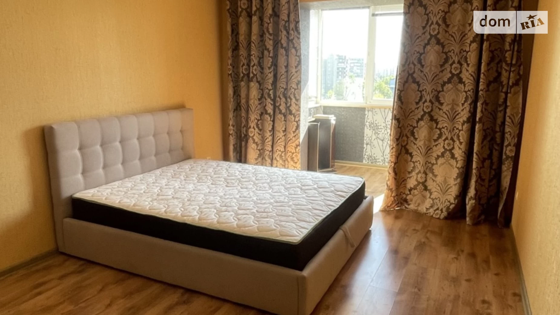 Продается 2-комнатная квартира 64 кв. м в Ивано-Франковске, ул. Троллейбусная