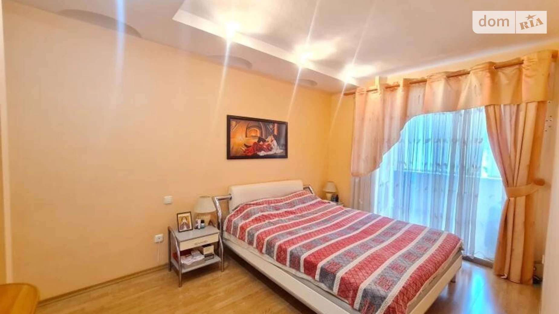 Продается 3-комнатная квартира 65 кв. м в Одессе, просп. Академика Глушко