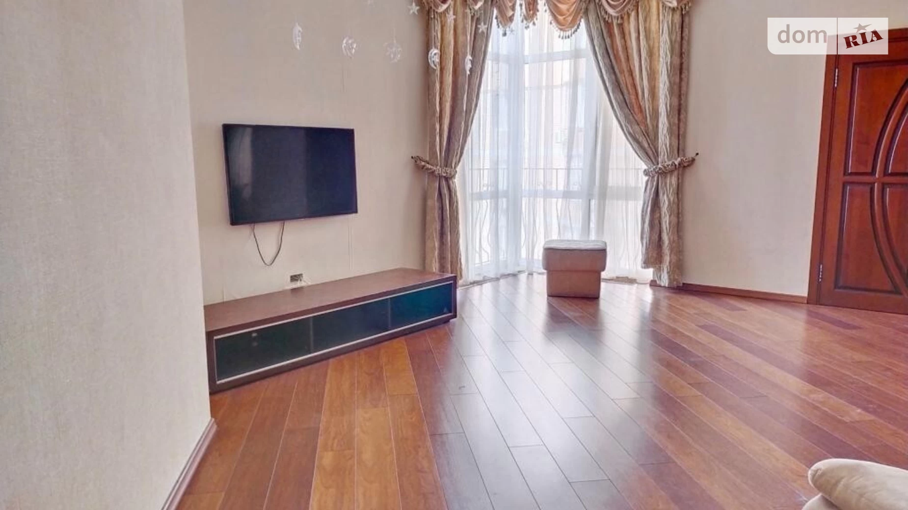 Продается 3-комнатная квартира 100 кв. м в Киеве, ул. Коновальца Евгения, 32В