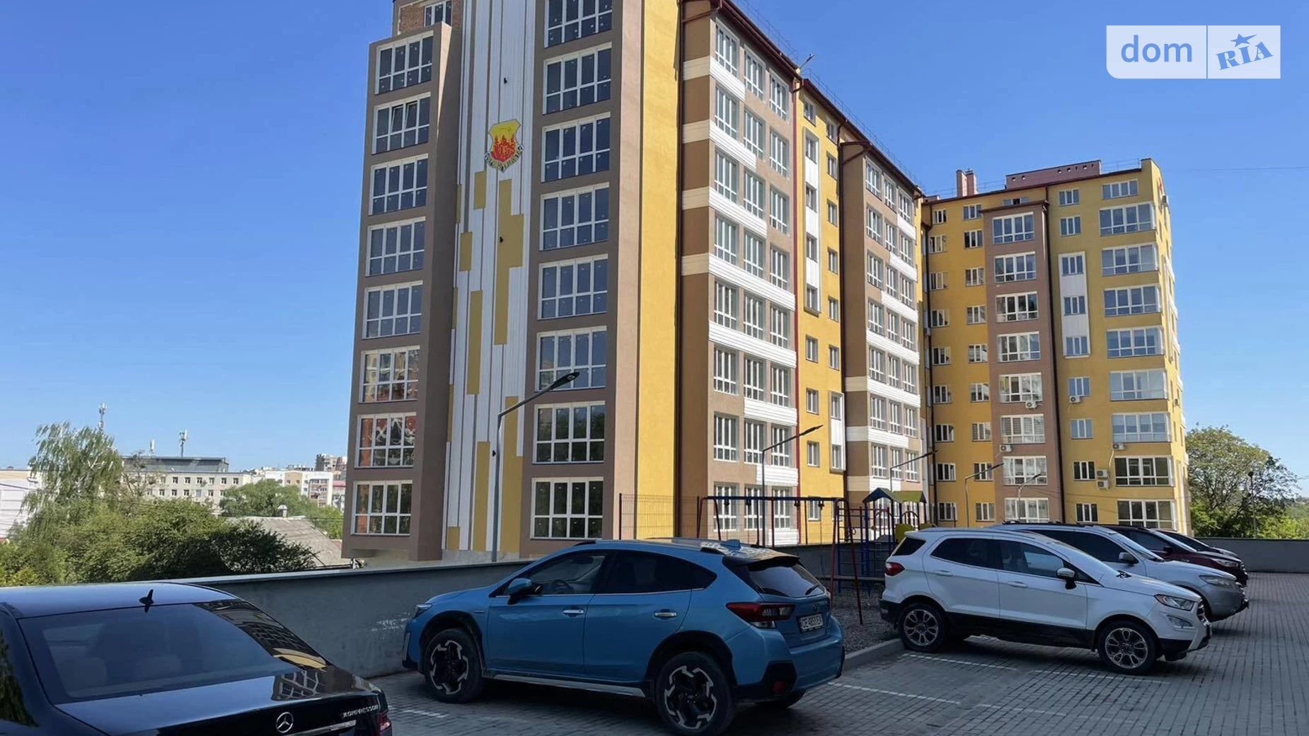 Продается 3-комнатная квартира 99.2 кв. м в Черновцах