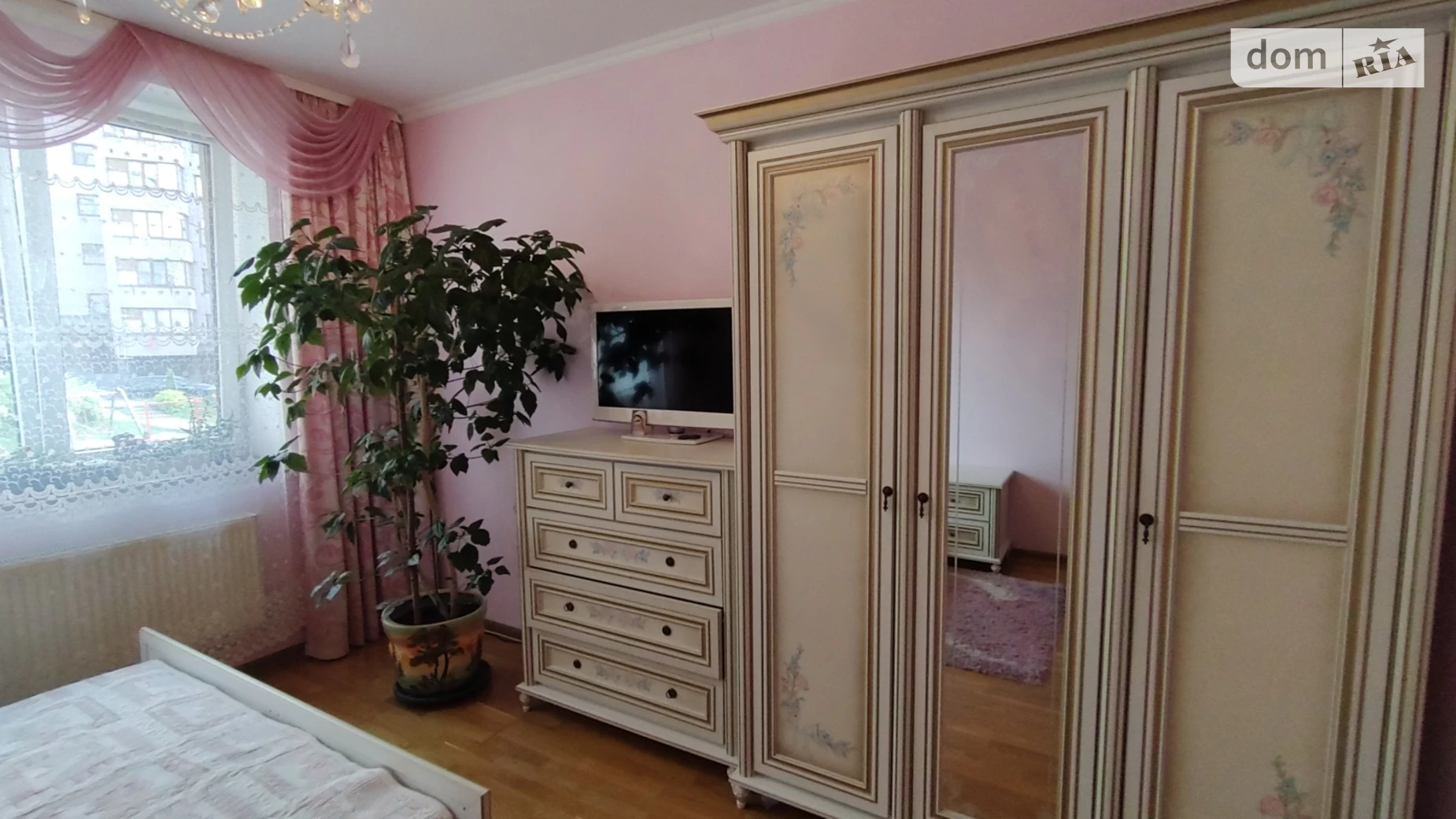Продается 3-комнатная квартира 71.6 кв. м в Ивано-Франковске, ул. Пулюя И.