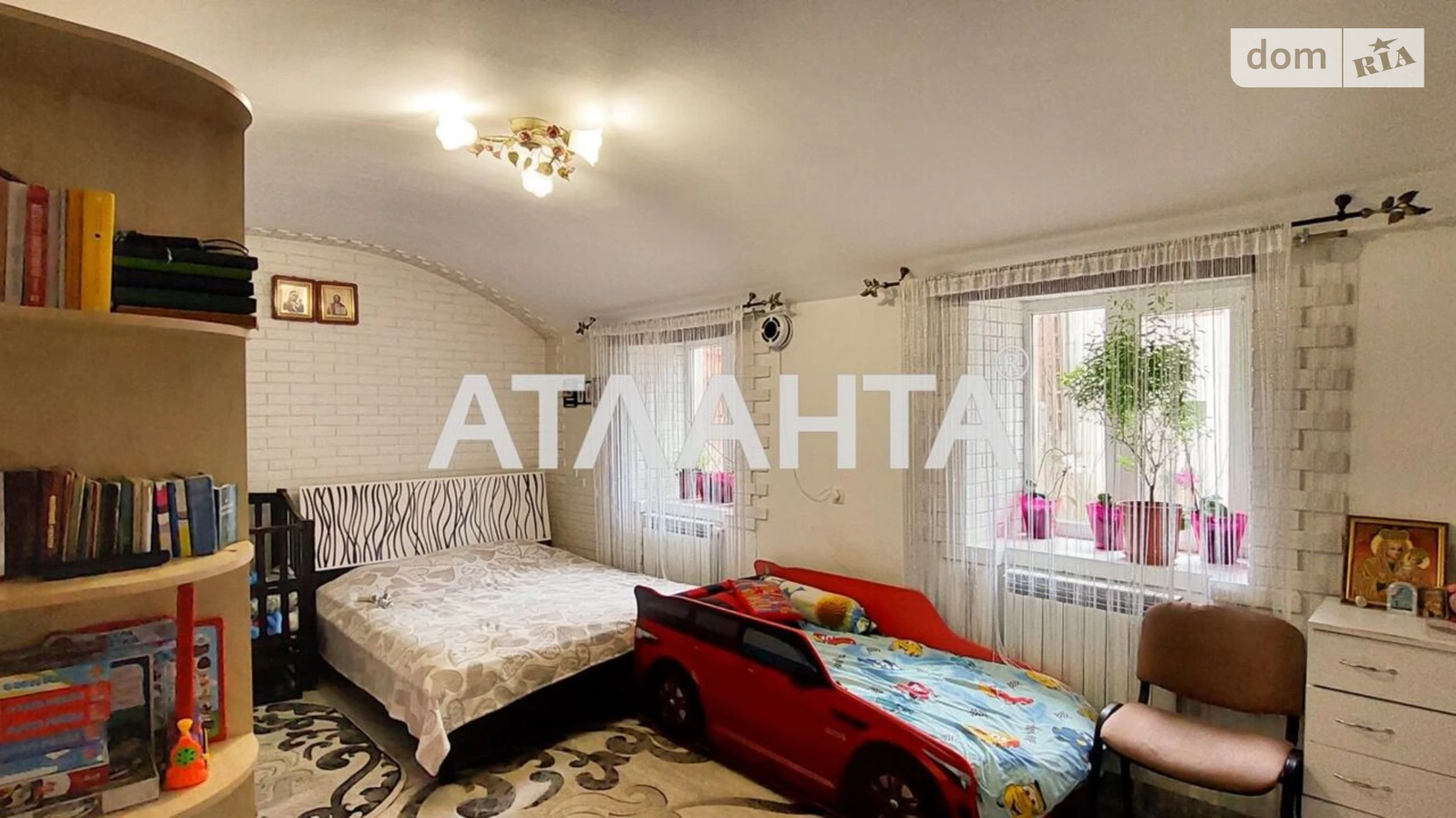 Продается 1-комнатная квартира 49 кв. м в Черновцах, пл. Соборная