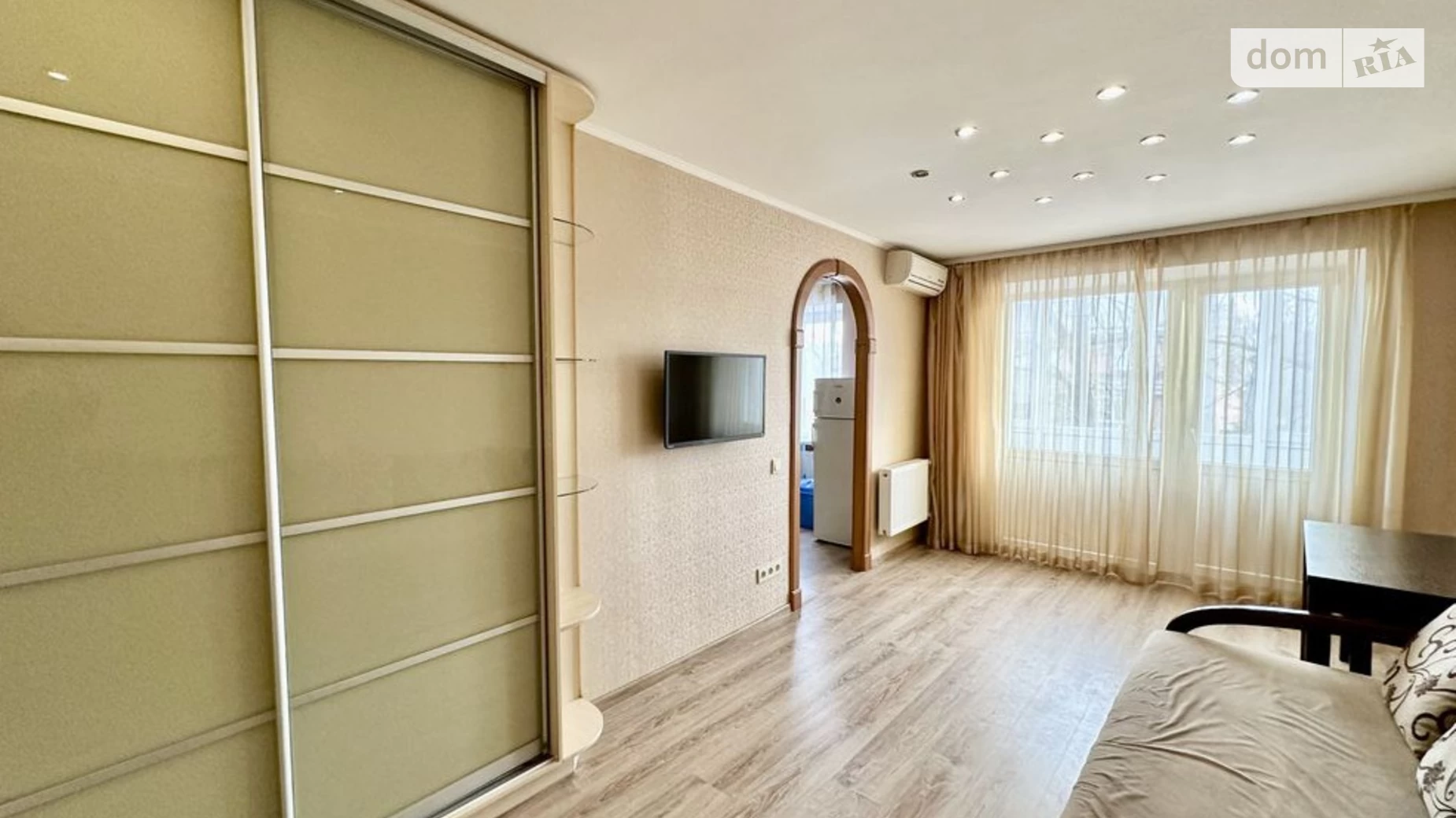 Продається 1-кімнатна квартира 31 кв. м у Дніпрі, вул. Савченка Юрія
