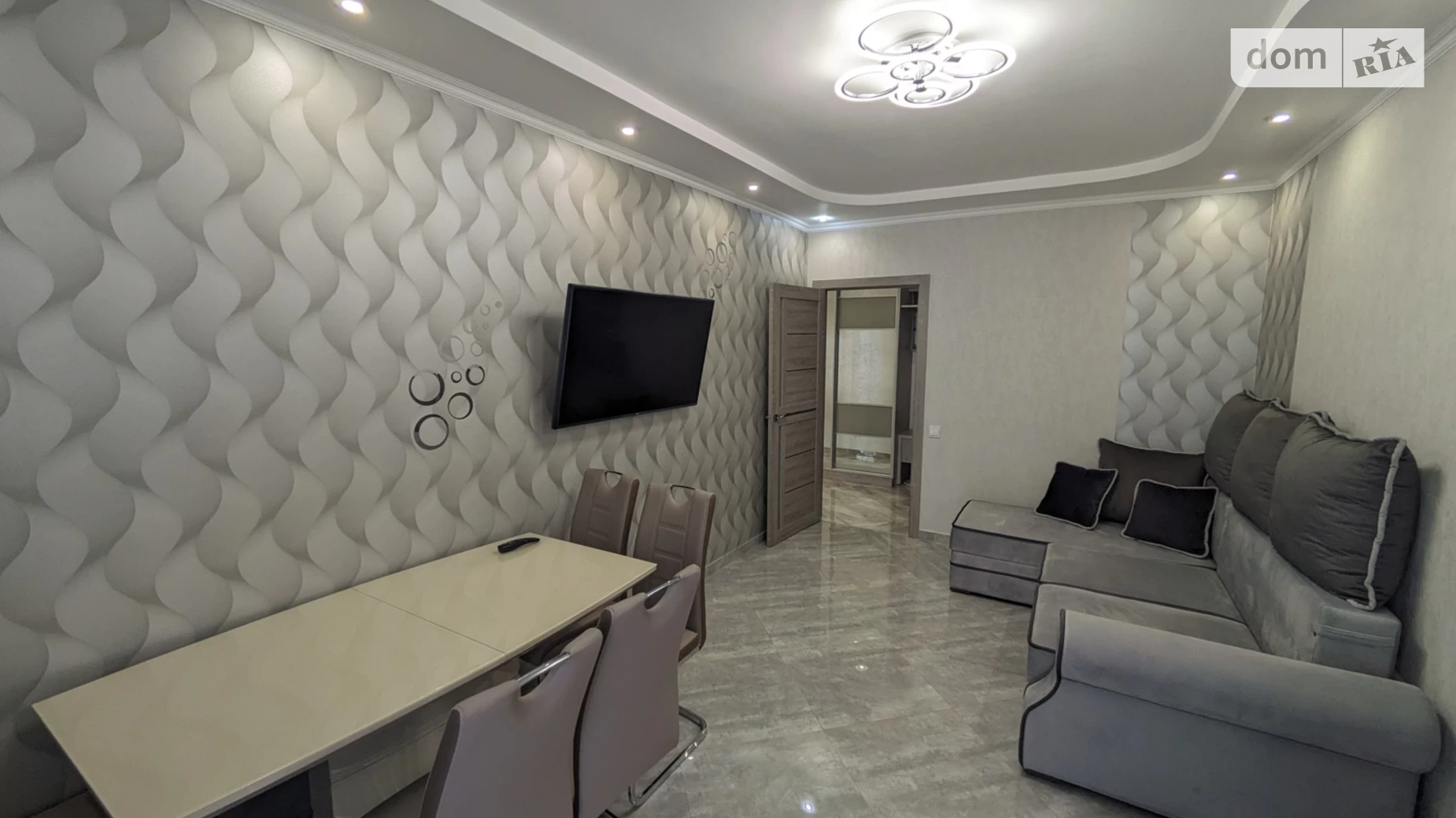 Продается 2-комнатная квартира 76.9 кв. м в Ивано-Франковске, ул. Стуса Василия, 32