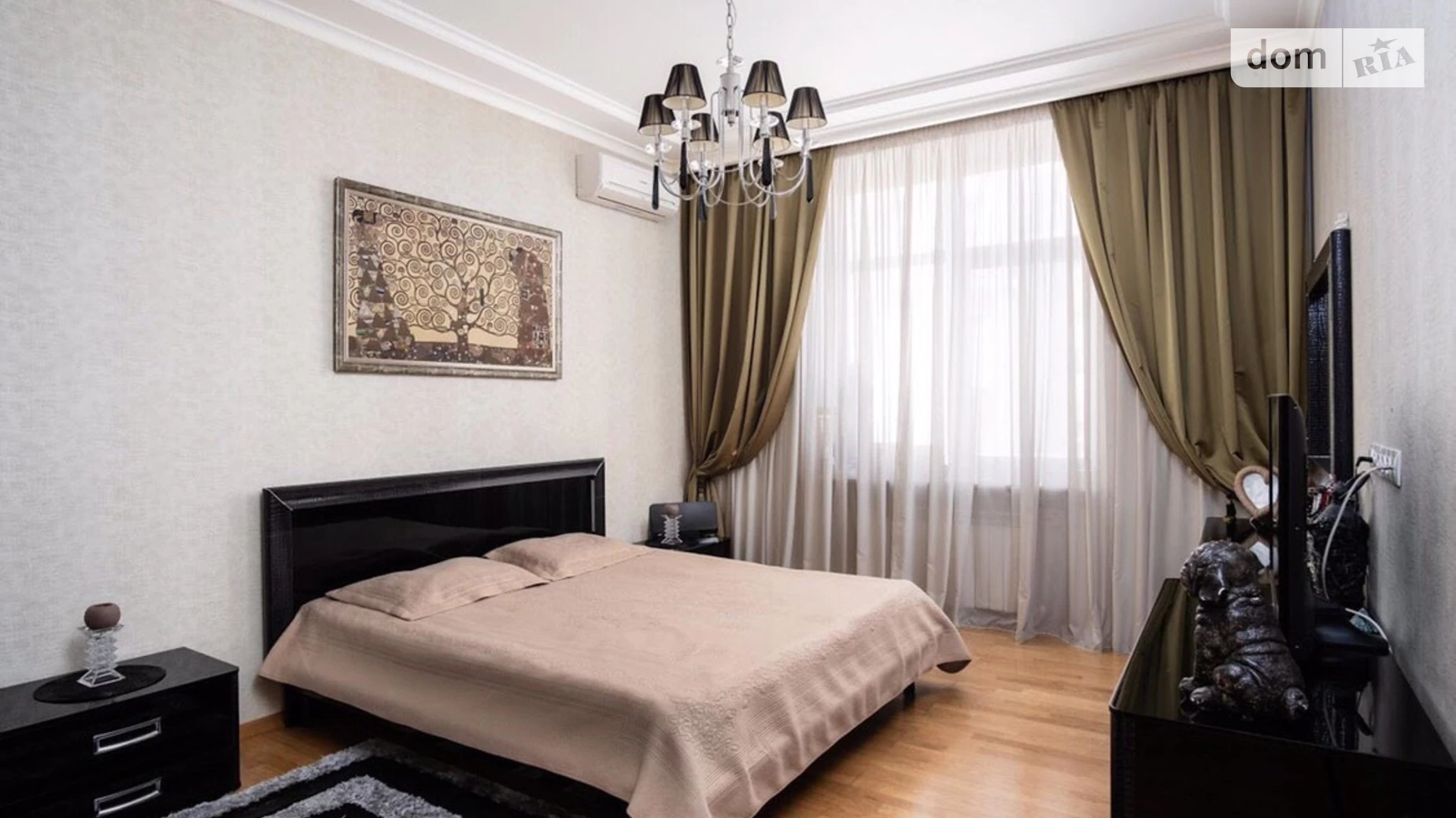 Продается 3-комнатная квартира 133.7 кв. м в Одессе, ул. Довженко, 4