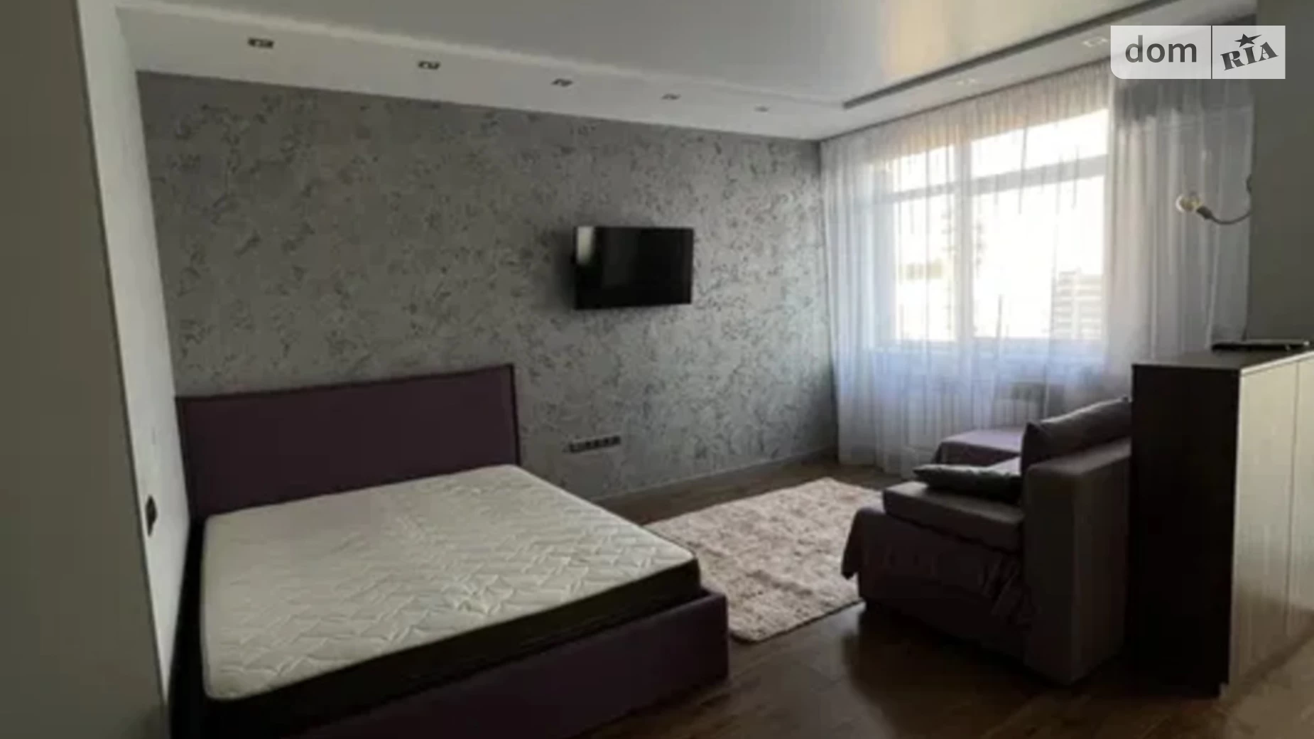 Продается 1-комнатная квартира 43 кв. м в Киеве, просп. Европейского Союза(Правды), 43