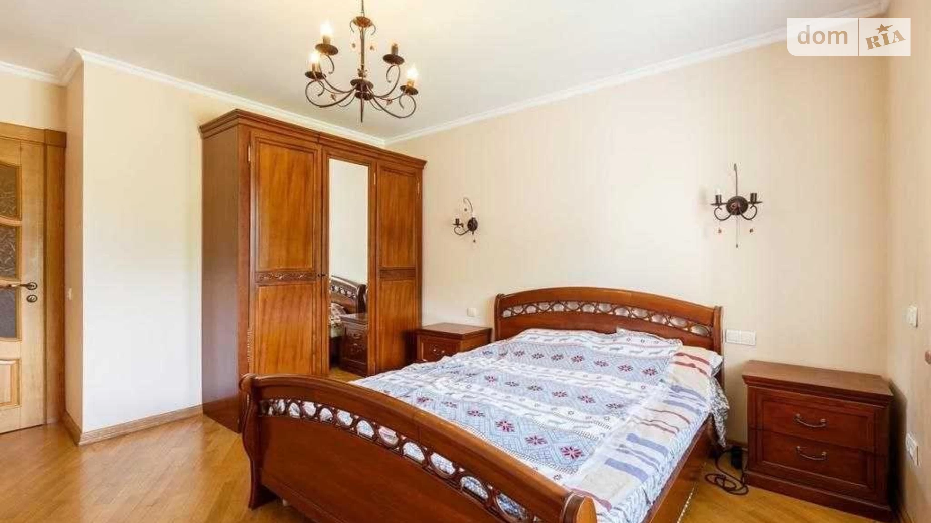 Продается 5-комнатная квартира 386 кв. м в Ивано-Франковске, ул. Угорницкая, 12А