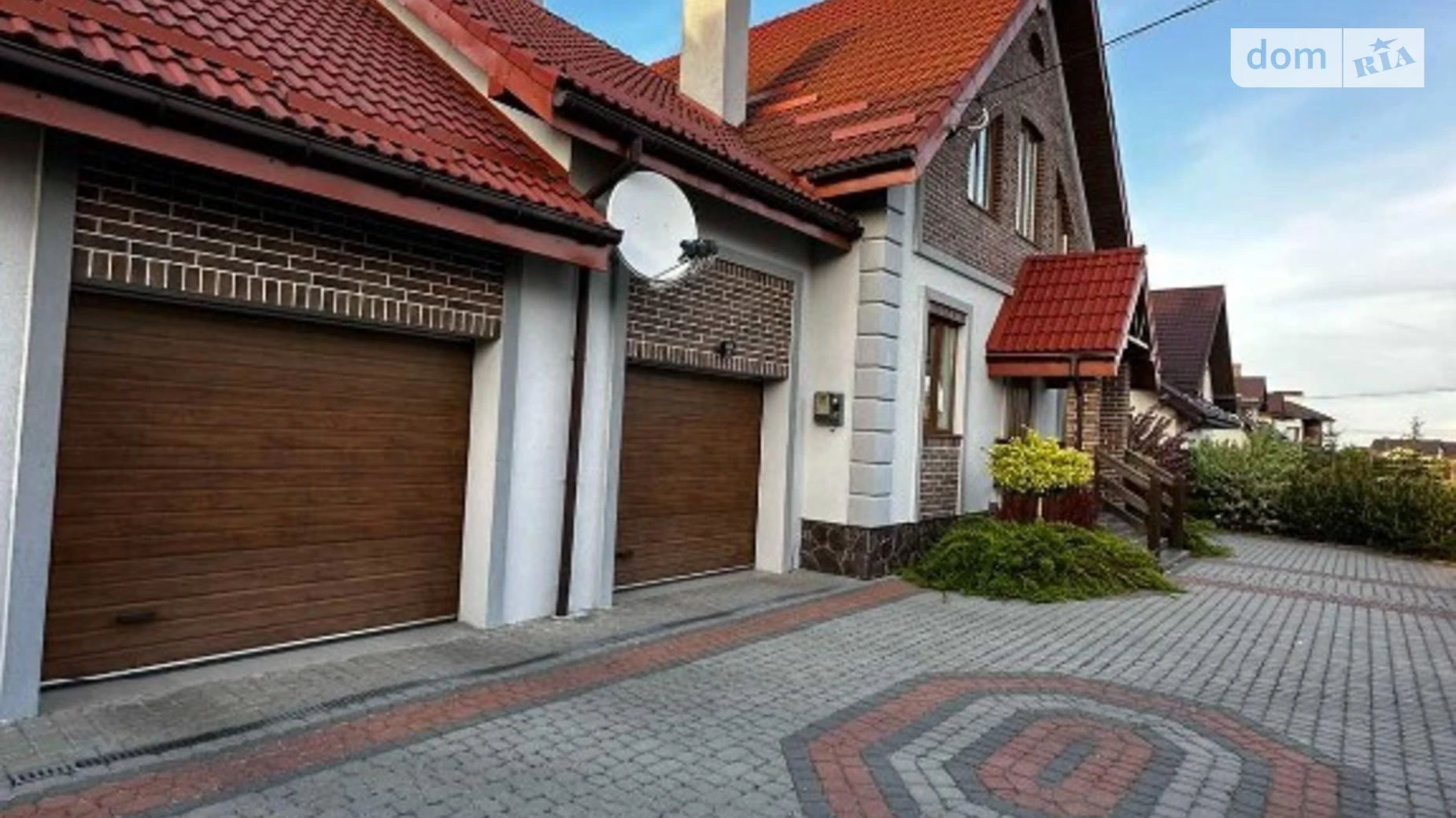 Продается дом на 2 этажа 230 кв. м с бассейном, ул. Львовская(Львівська)