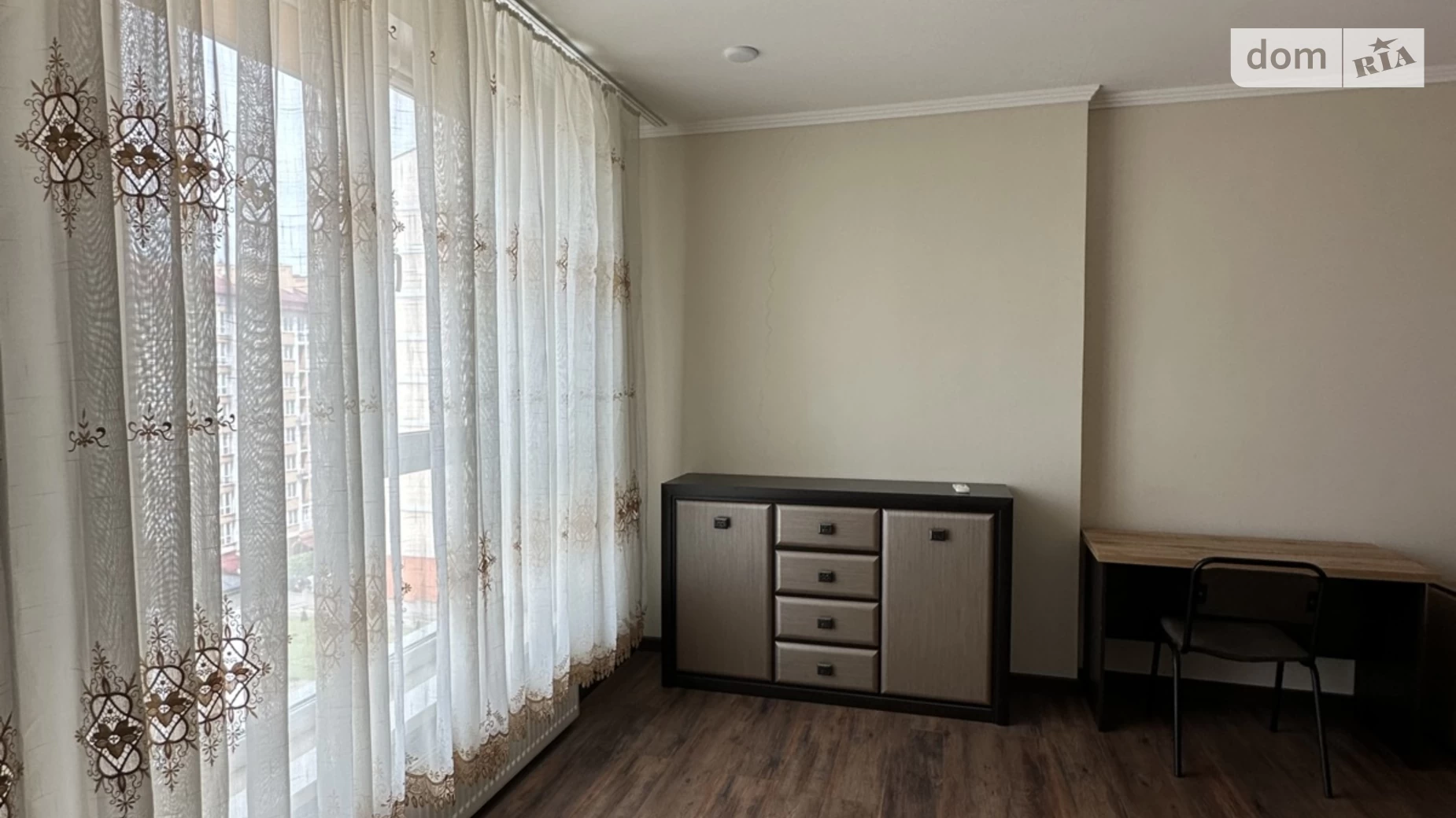 Продается 1-комнатная квартира 53 кв. м в Черновцах